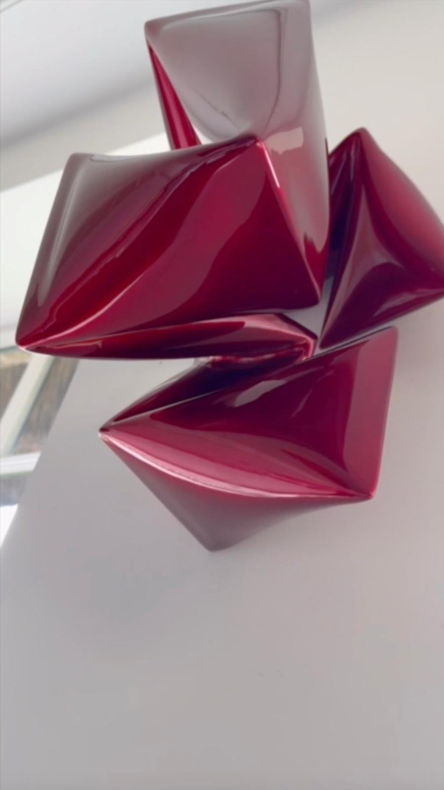 Cette superbe pièce de l'artiste Willi Siber est issue de sa toute nouvelle collection de sculptures et de pièces murales. 
Willi Steele a créé cette pièce en travaillant et en pliant une base en acier et en la recouvrant de plusieurs couches de