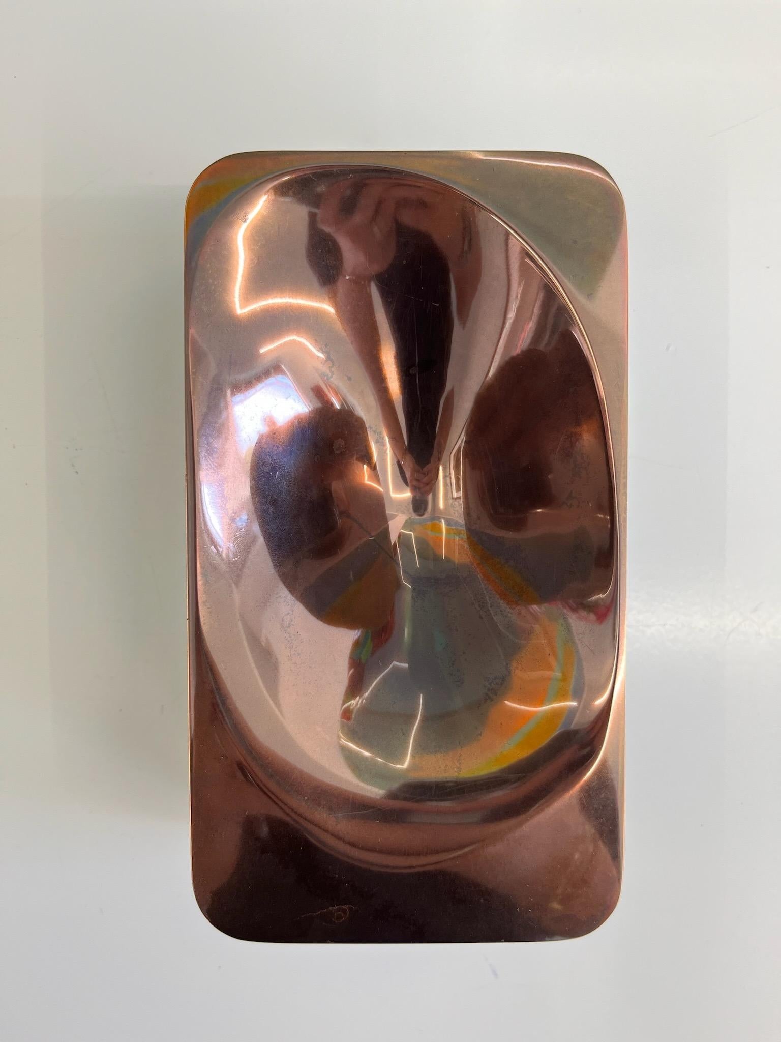 Esta pieza de pared del artista Willi Siber procede de su colección 2021 / 2022 y puede colgarse individualmente o combinarse con piezas de pared similares en distintos tonos de bronce, como sugiere el vídeo.
Willi Siber creó esta pieza moldeando a