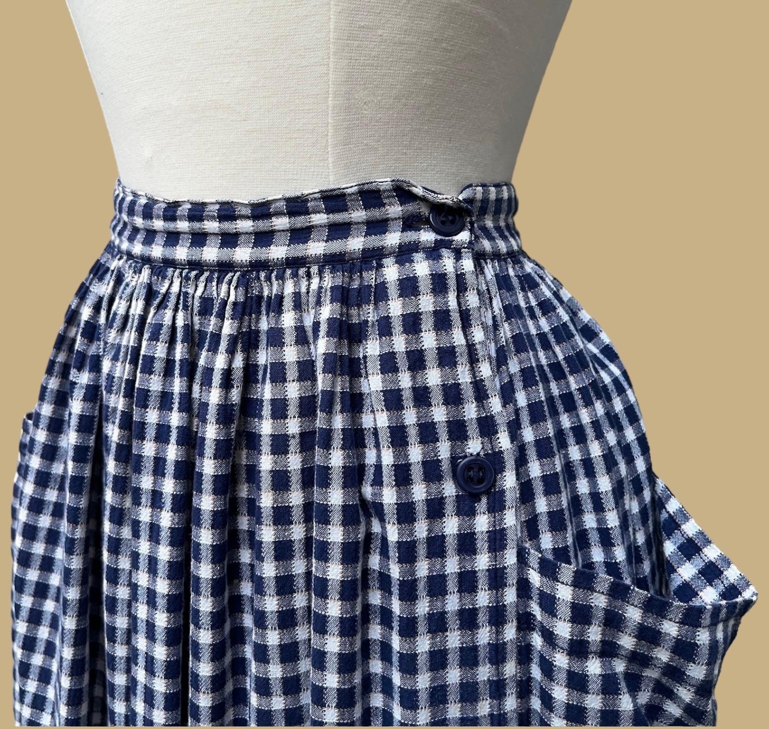 Blau-weiß karierter Rock im Vintage-Stil. Tiefe aufgesetzte Taschen, seitlicher Knopfverschluss von der Taille bis zum Saum. 

🌴 Ein wunderschöner Designer-Rock, der an die Edwardianische Ära erinnert. 

Circa 1980er Jahre
Willi Wear von Willi