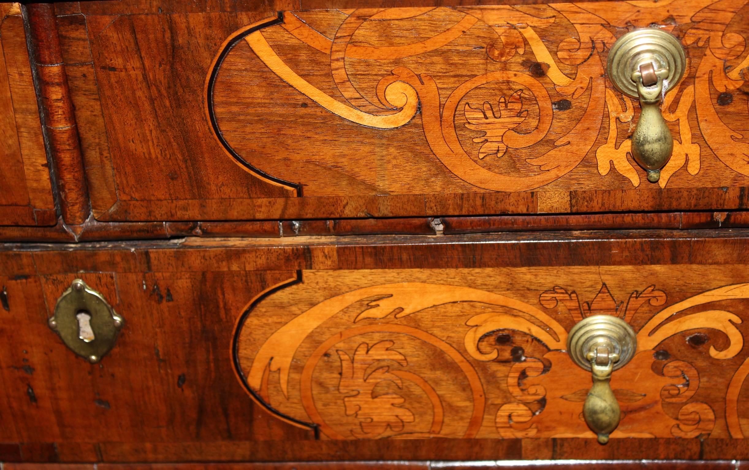 William & Mary Kommode aus Nussbaumholz mit fünf Schubladen und außergewöhnlichen Intarsien, um 1710 im Angebot 2