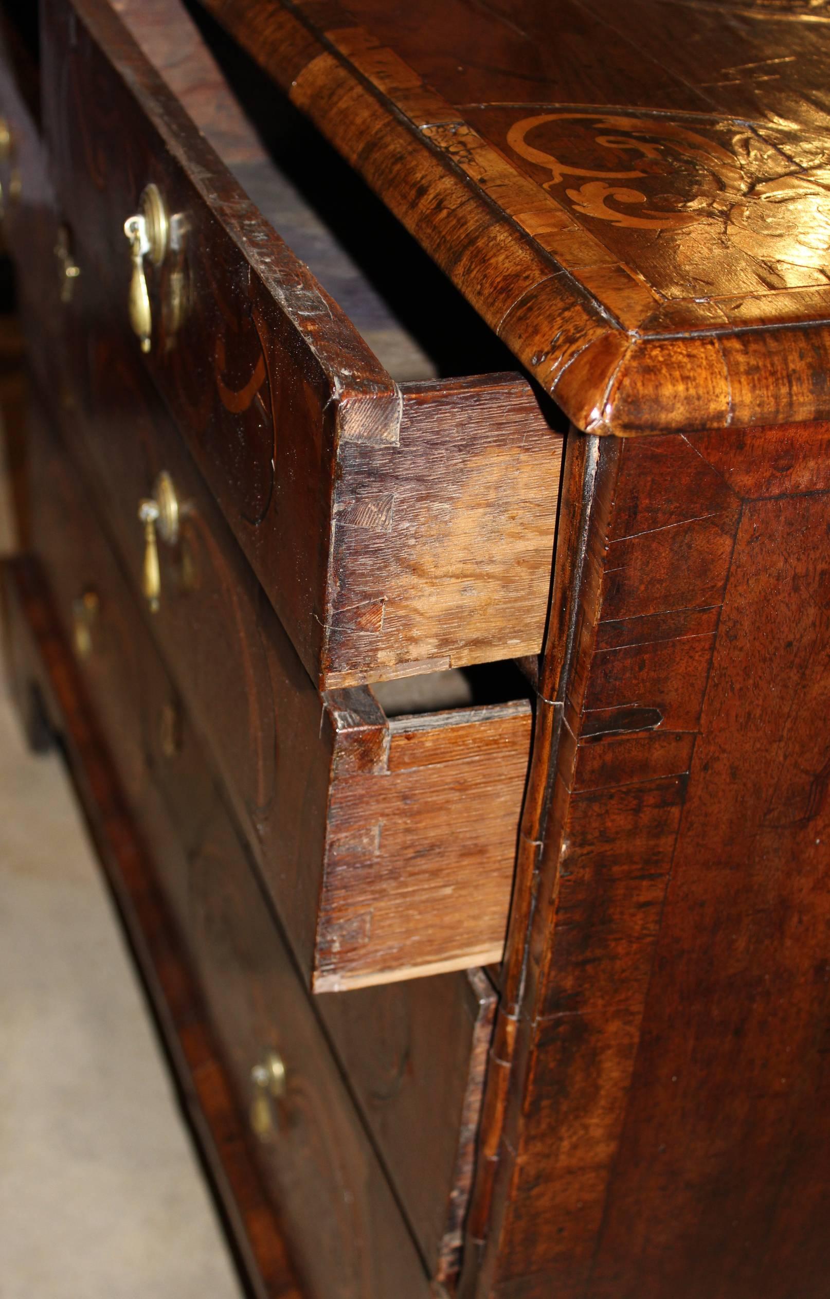 Coffre à cinq tiroirs en noyer avec marqueterie exceptionnelle, William & Mary, vers 1710 en vente 3