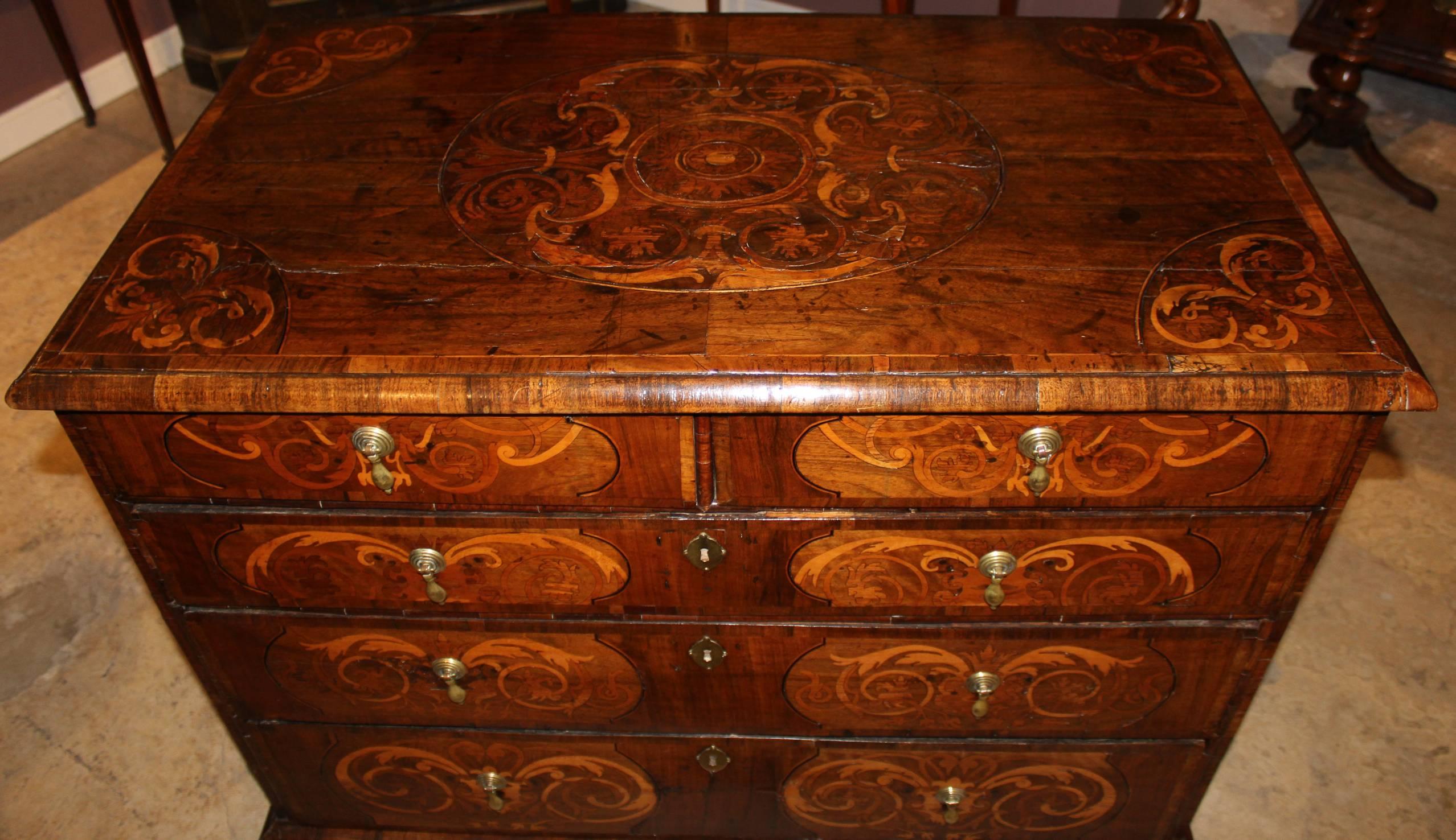 Superbe commode ou bureau William and Mary en noyer à cinq tiroirs, avec marqueterie de houx, de buis et d'ébène, ainsi que ses ferrures en laiton d'origine, reposant sur une base à consoles, Angleterre, vers 1710. Très bon état général, avec