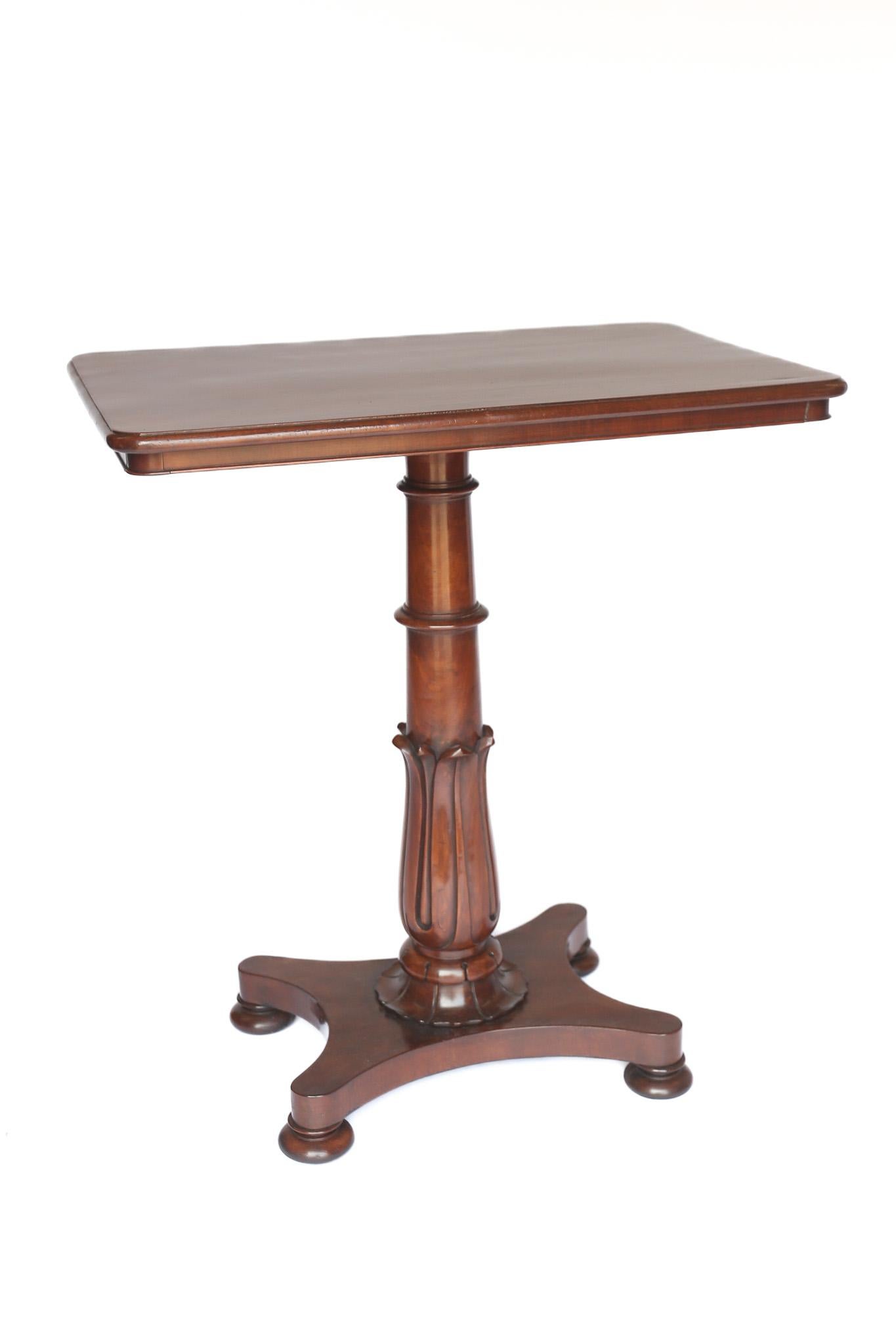 William 1V period Mahogany Lamp Table In Good Condition For Sale In Dereham, GB