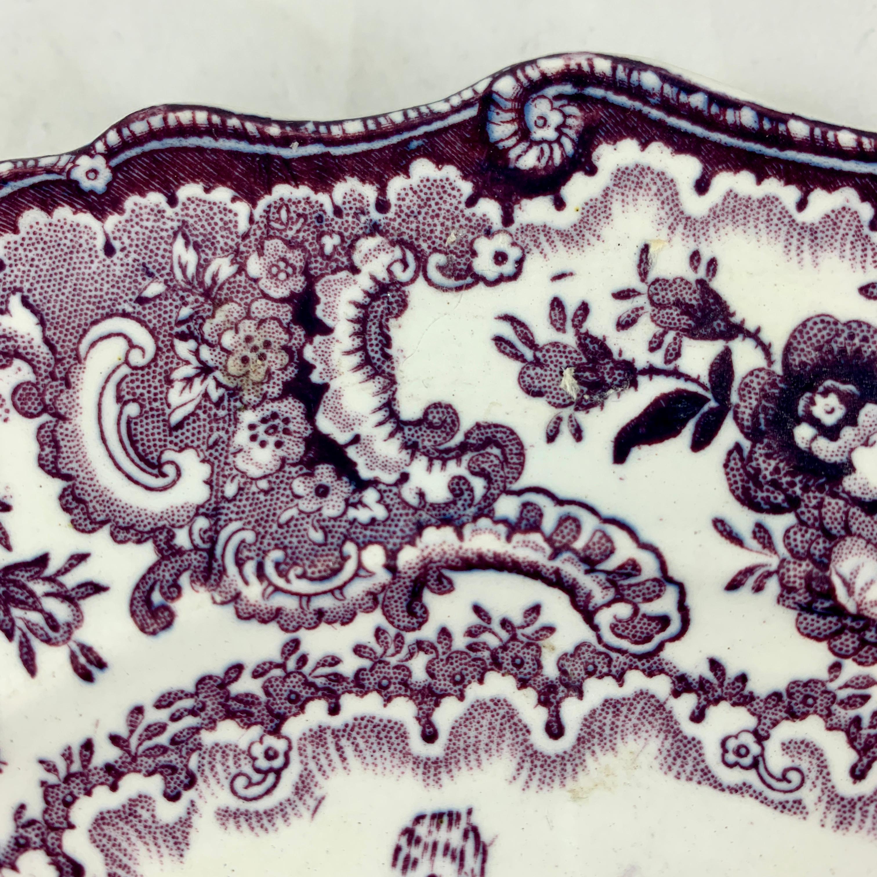 Plaque violette imprimée par transfert dans le motif Fountain Scenery, William Adams IV & Sons, Stoke-on-Trent, Staffordshire, Angleterre, vers 1829-1861.

Une assiette festonnée, imprimée en violet sur un corps en faïence blanche montrant une