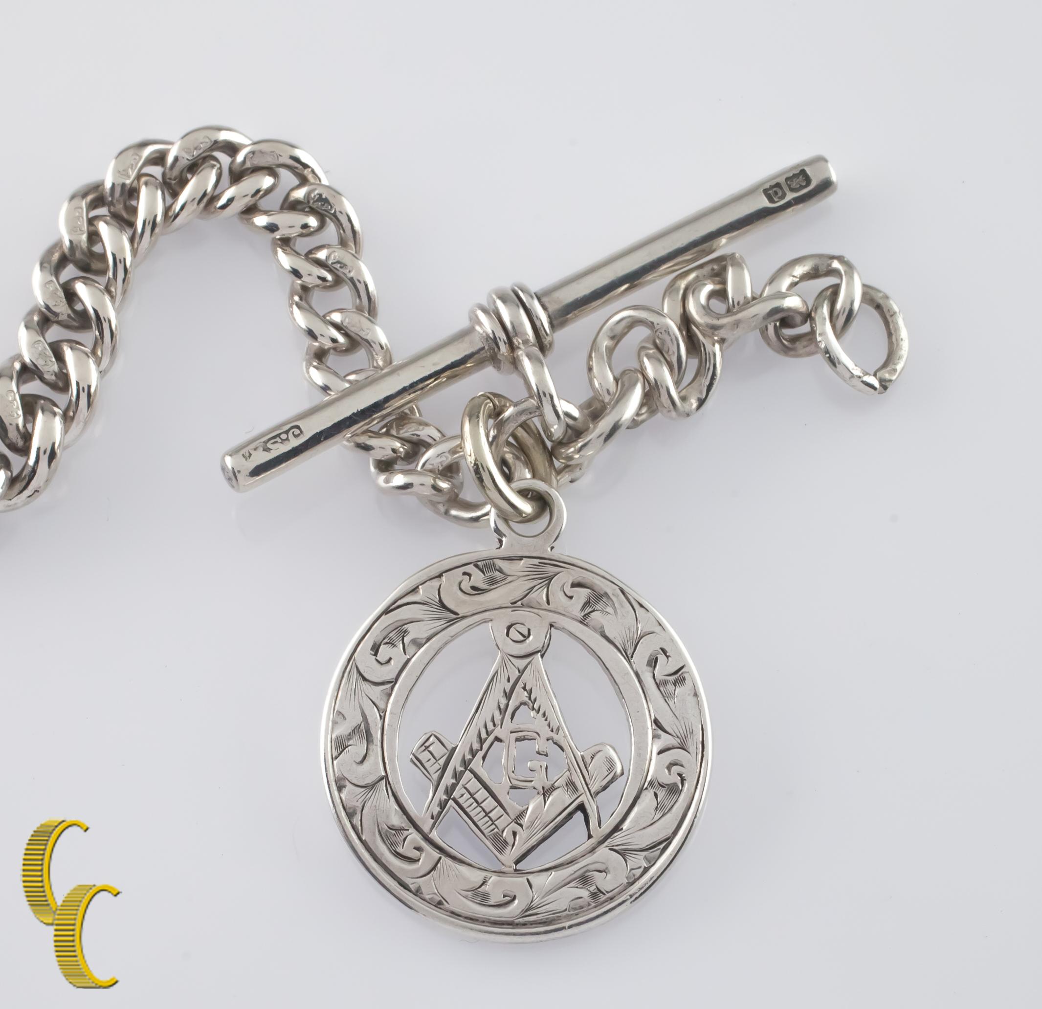 Pendentif maçonnique unique en argent sterling conçu par William Aitken.
Comprend une chaîne graduée de 12 pouces. (Les BIGLI du milieu sont plus grands que les BIGLI des extrémités).
La pièce a besoin d'être réparée, il manque une boucle au fermoir