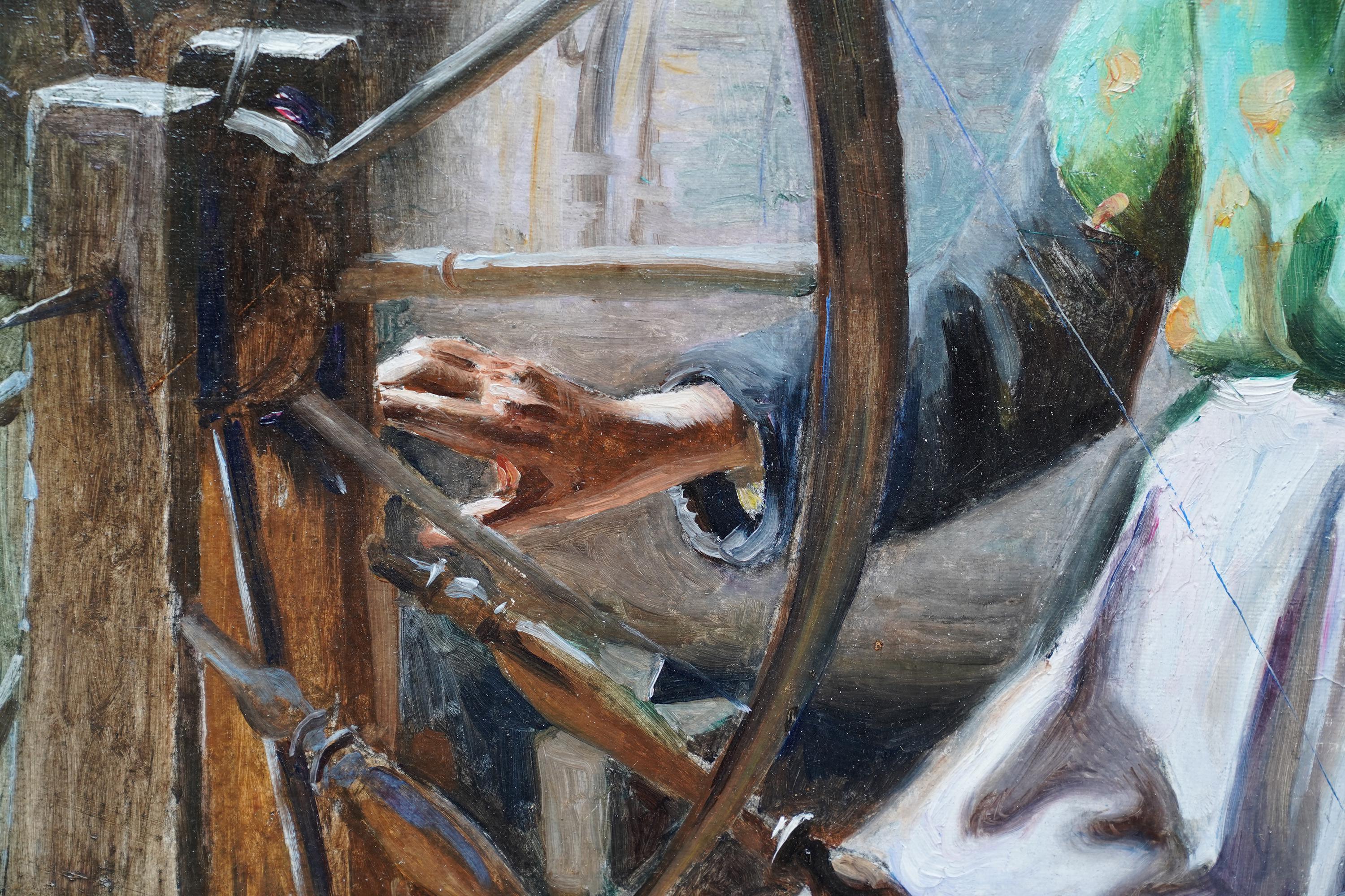 Este precioso óleo eduardiano es obra del artista francés William Albert Ablett. Fechada en 1901, la pincelada y el uso de la luz son soberbios. Ablett ha captado perfectamente el movimiento y la fluidez del hilado. Una anciana con gafas se sienta a
