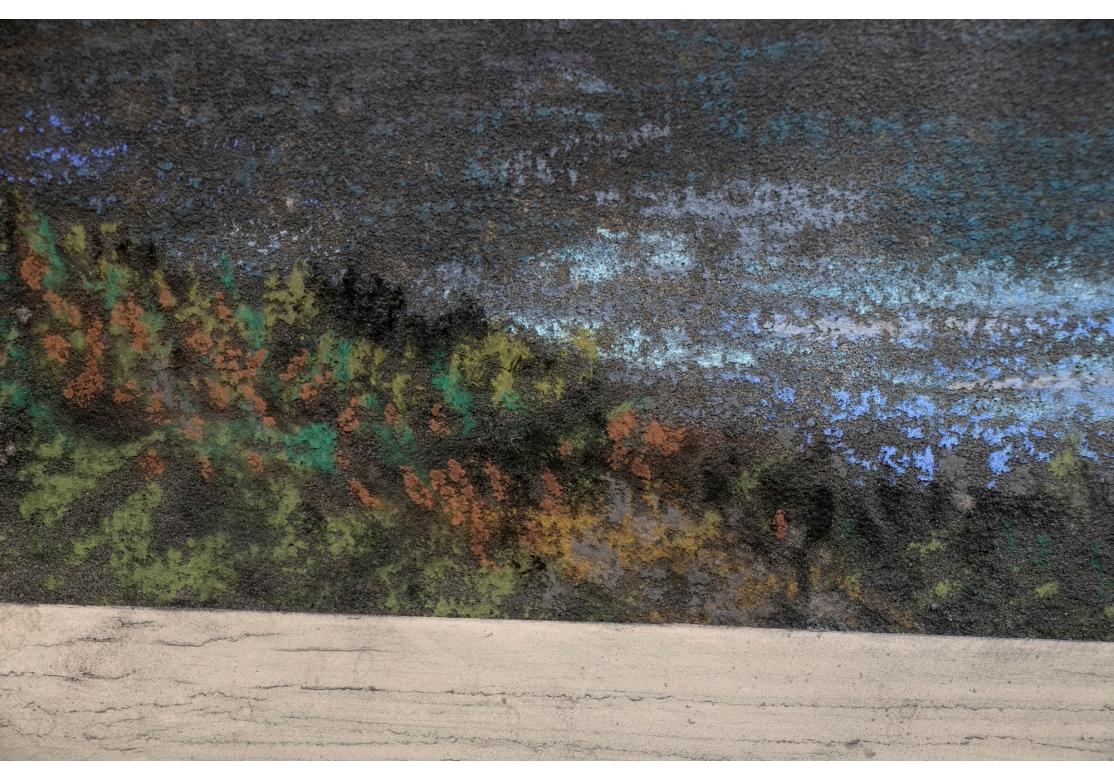 Unsigniert, aus dem Nachlass des Künstlers. Ein grauer, nebliger Tag mit einem Haus in der Nähe eines Baches im Wald. Sie wird von der Sonne beleuchtet, die durch den Nebel auf den Bach fällt. Blühendes Laub bedeckt den Waldboden. 
Kunst 20 x