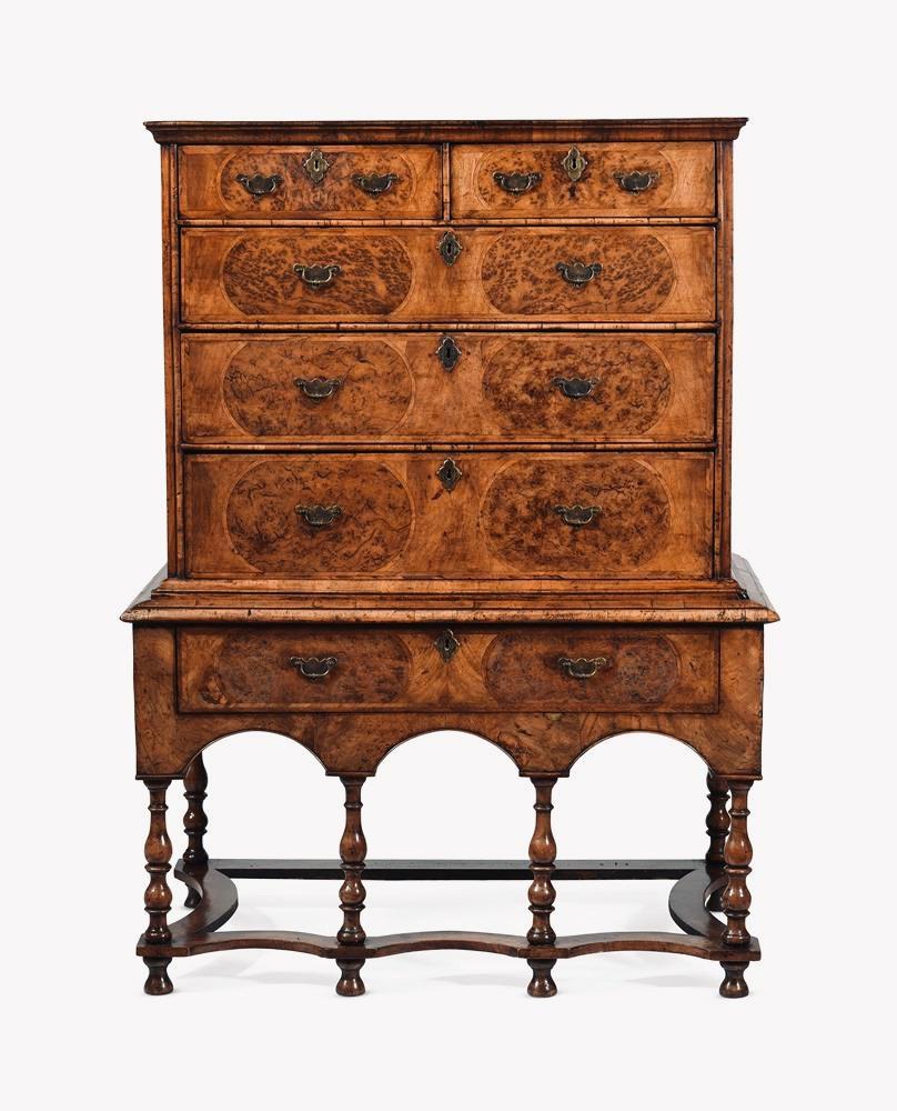 Eine prächtige Truhe aus Nussbaum und Stieleiche auf einem Ständer aus der Regierungszeit von König Wilhelm und Königin Maria (1689-1702) in England. 

Die rechteckige Platte mit ogee geformte Kante, über zwei kurze und zwei lange Schubladen, die