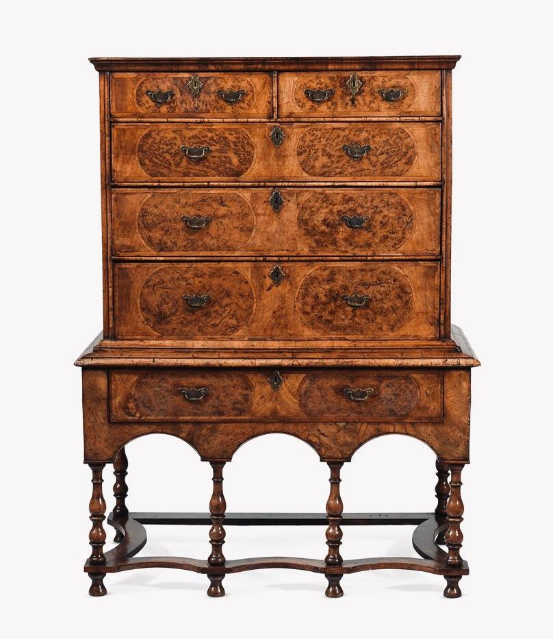 William und Mary 17. Jahrhundert Nussbaum und Eiche Oak Truhe auf Stand im Zustand „Gut“ im Angebot in Oxfordshire, United Kingdom