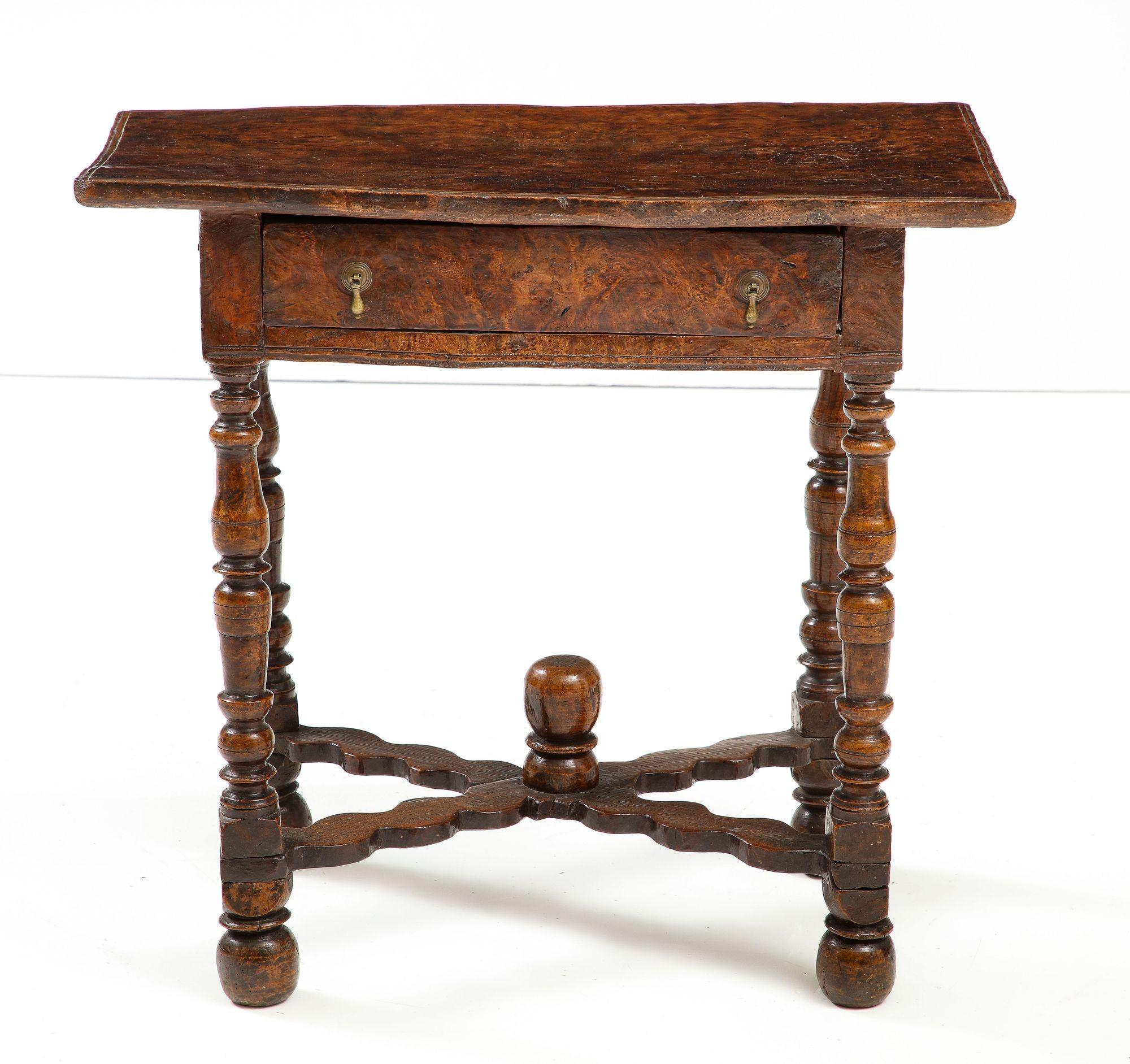 Très bonne table d'appoint à un tiroir d'époque William and Mary, avec un plateau richement figuré et un tiroir à un seul tiroir, avec des pieds tournés reliés par une entretoise moulurée en 