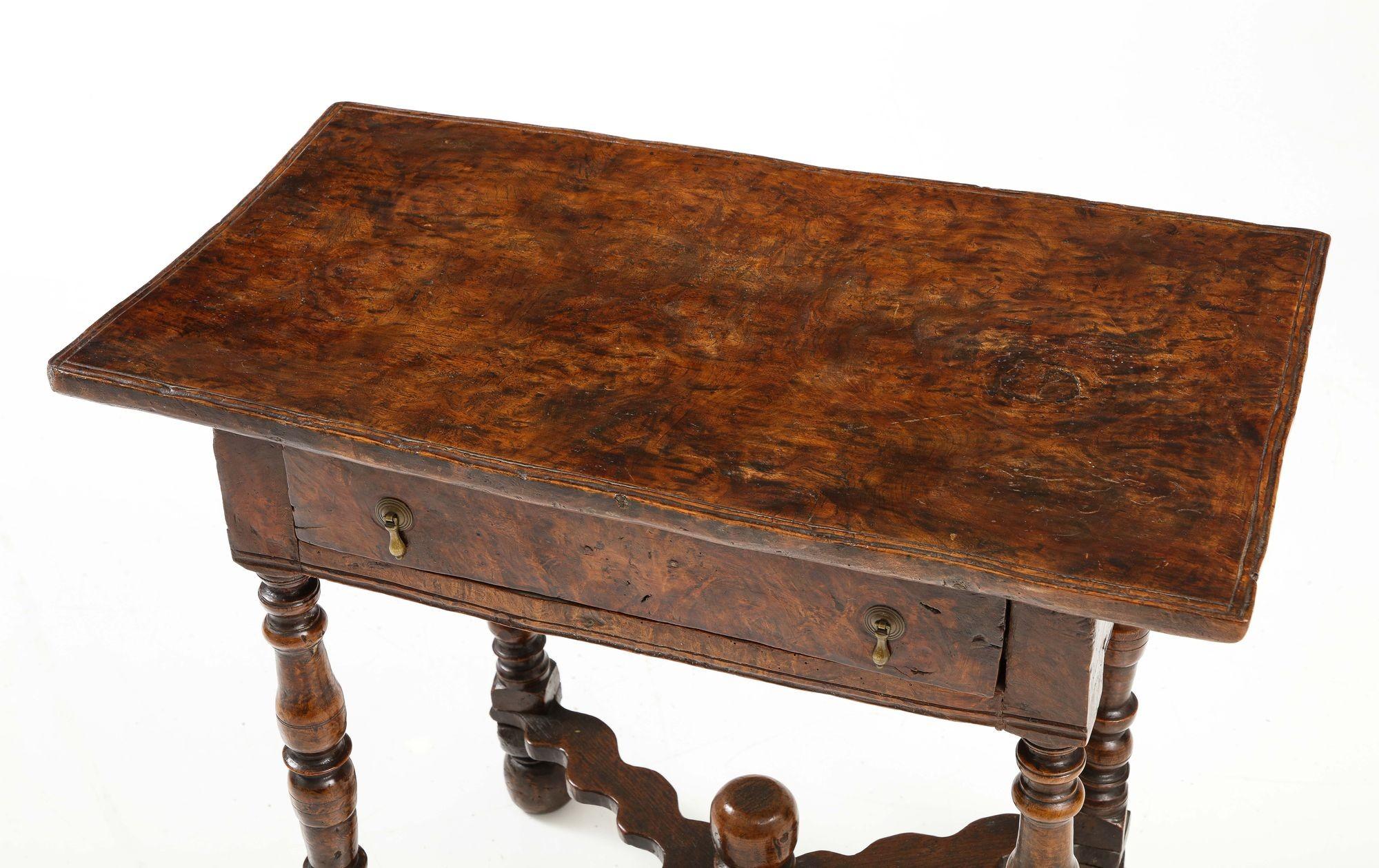 Anglais Table vernaculaire William and Mary Burl Ash en vente