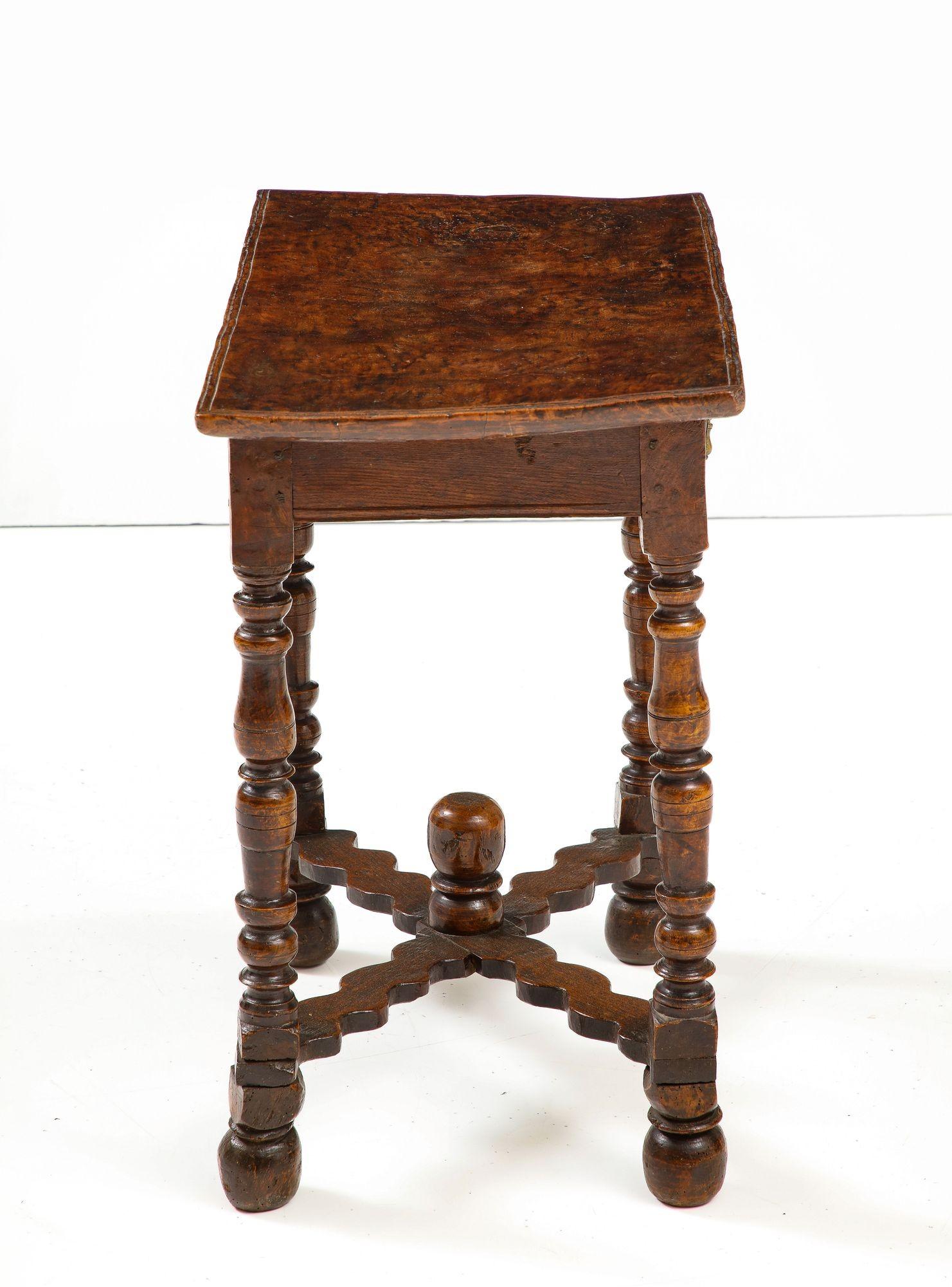17ème siècle Table vernaculaire William and Mary Burl Ash en vente