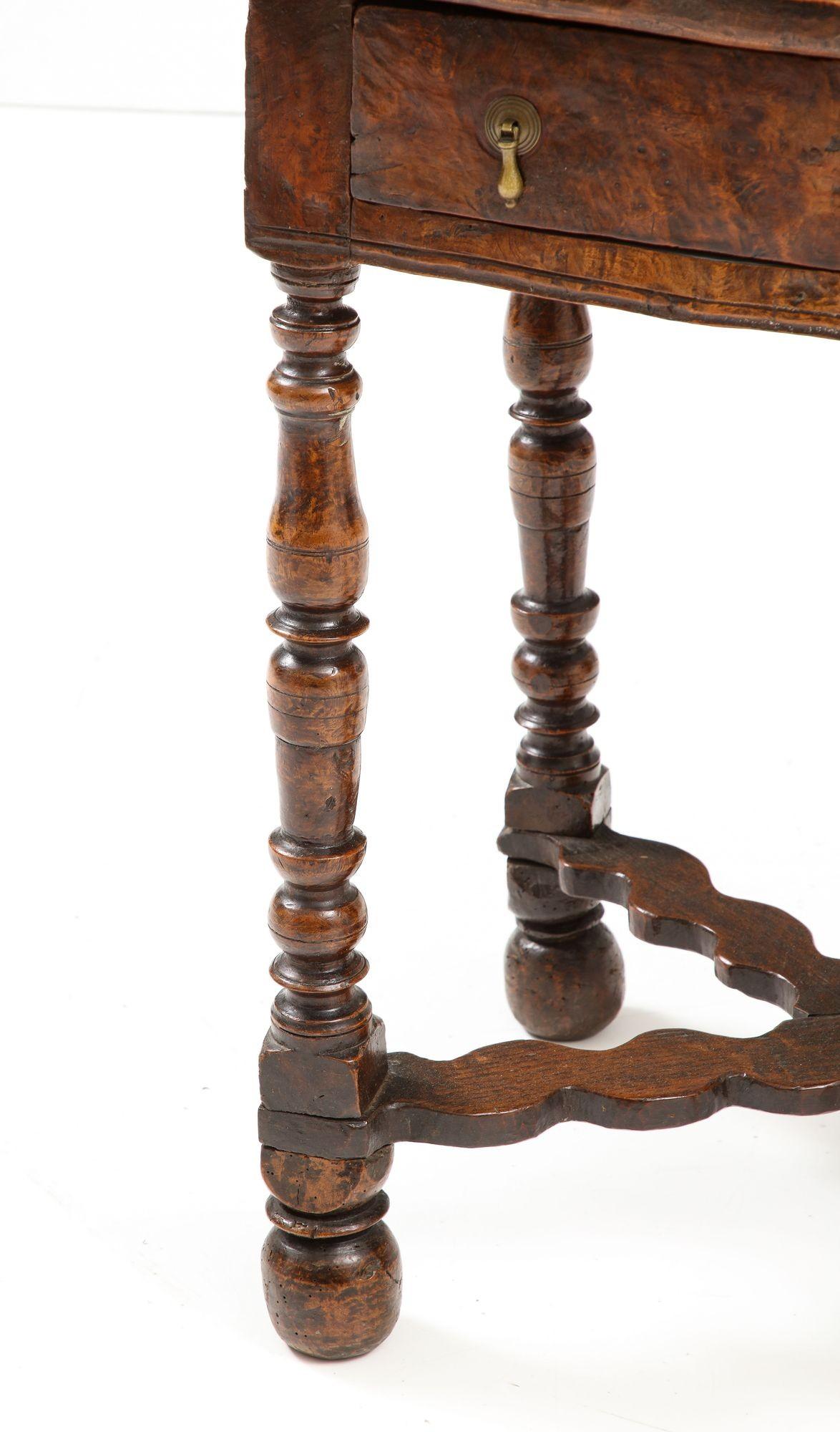 Table vernaculaire William and Mary Burl Ash en vente 1