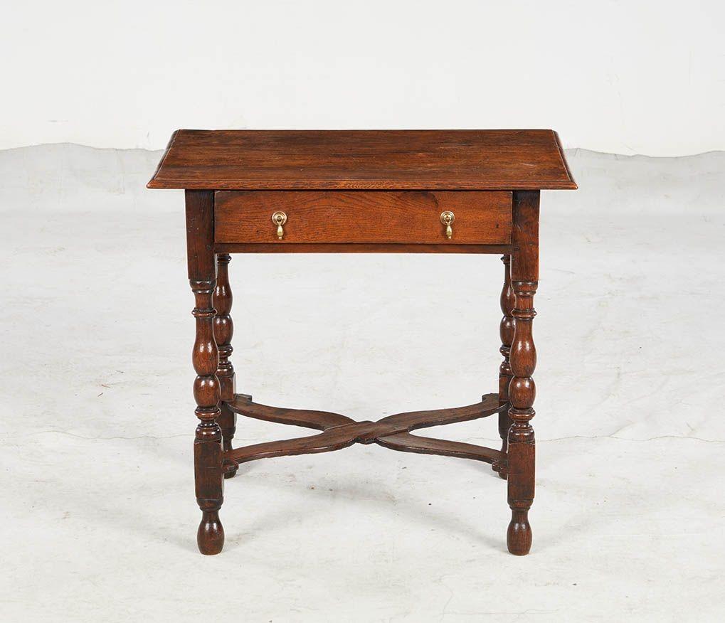 Table d'appoint en chêne du XVIIe siècle, avec un plateau à bord mouluré, un tiroir unique à double tirette sur des pieds tournés reliés par un splendide châssis croisé avec des accoudoirs en forme. Belle surface patinée. Anglais, vers 1690.