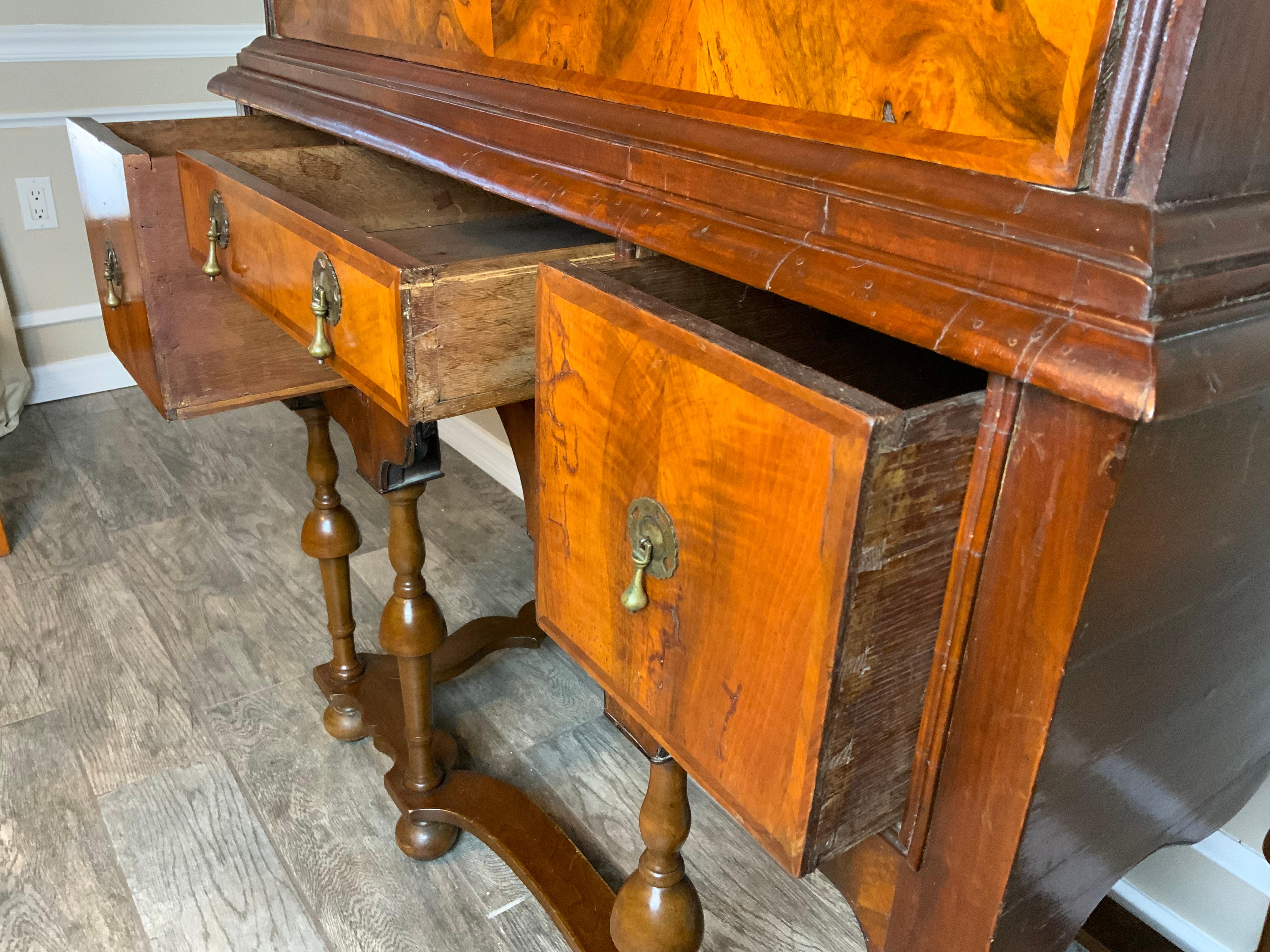 A very nice 18th century two piece William & Mary walnut high chest or highboy in very good condition. The upper case with a molded cornice surmounting three fitted upper drawers with underlocking wood tabs, over three long graduated size drawers,