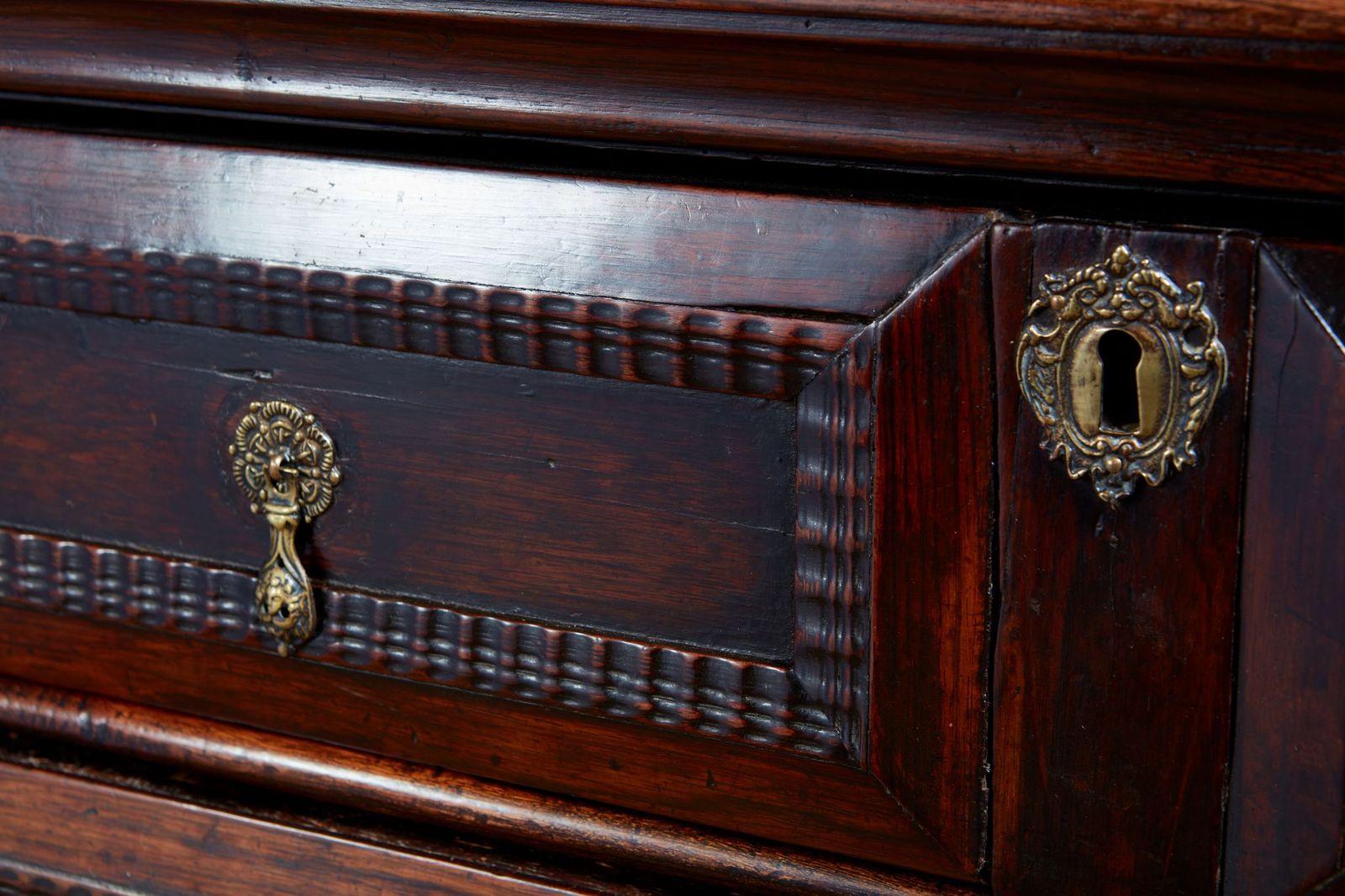 William and Mary Kingwood Chest In Good Condition In Greenwich, CT