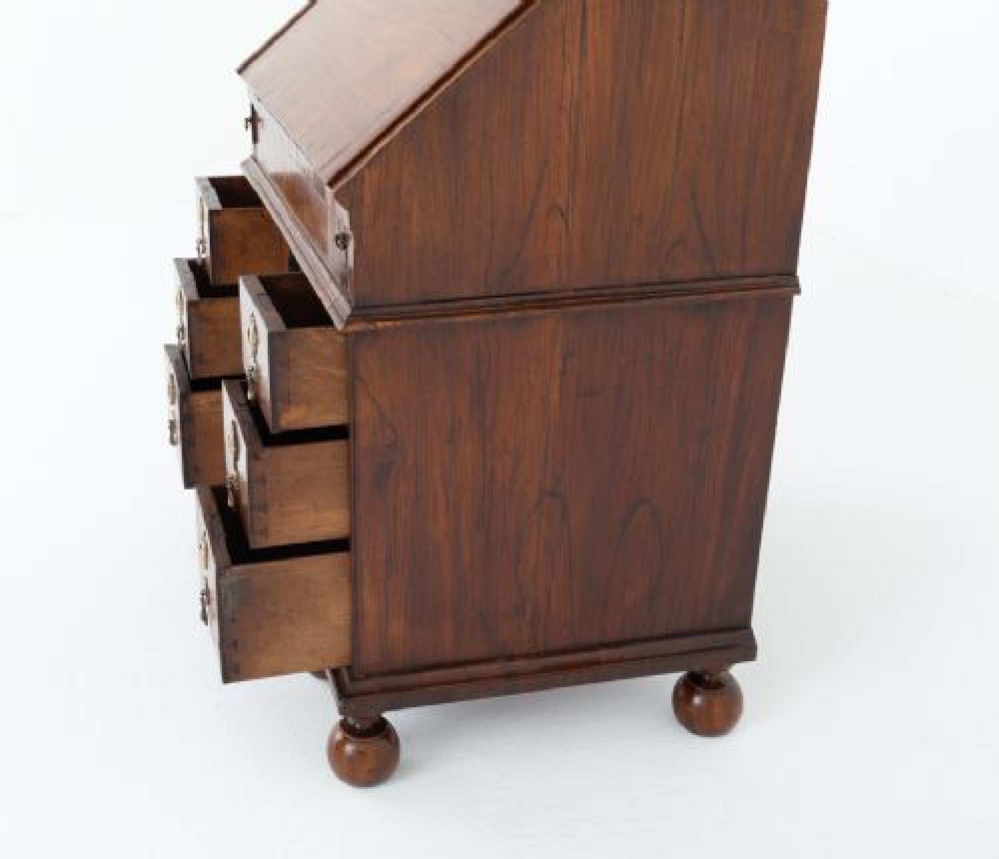 William & Mary, scrivania in noce con foro al ginocchio
Ecco uno scrittoio con foro al ginocchio dal design molto particolare
Dispone di 6 cassetti rivestiti in Oak e di un armadietto centrale con maniglie a goccia e scanalature decorative.
Circa