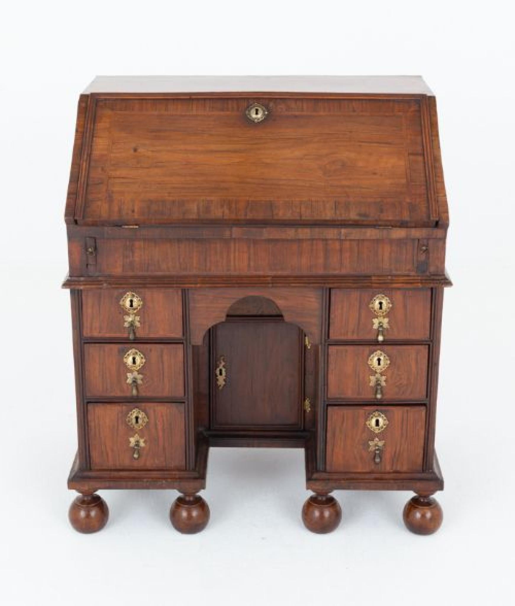 William and Mary William & Mary Kneehole Desk Ufficio in noce 1700 in vendita