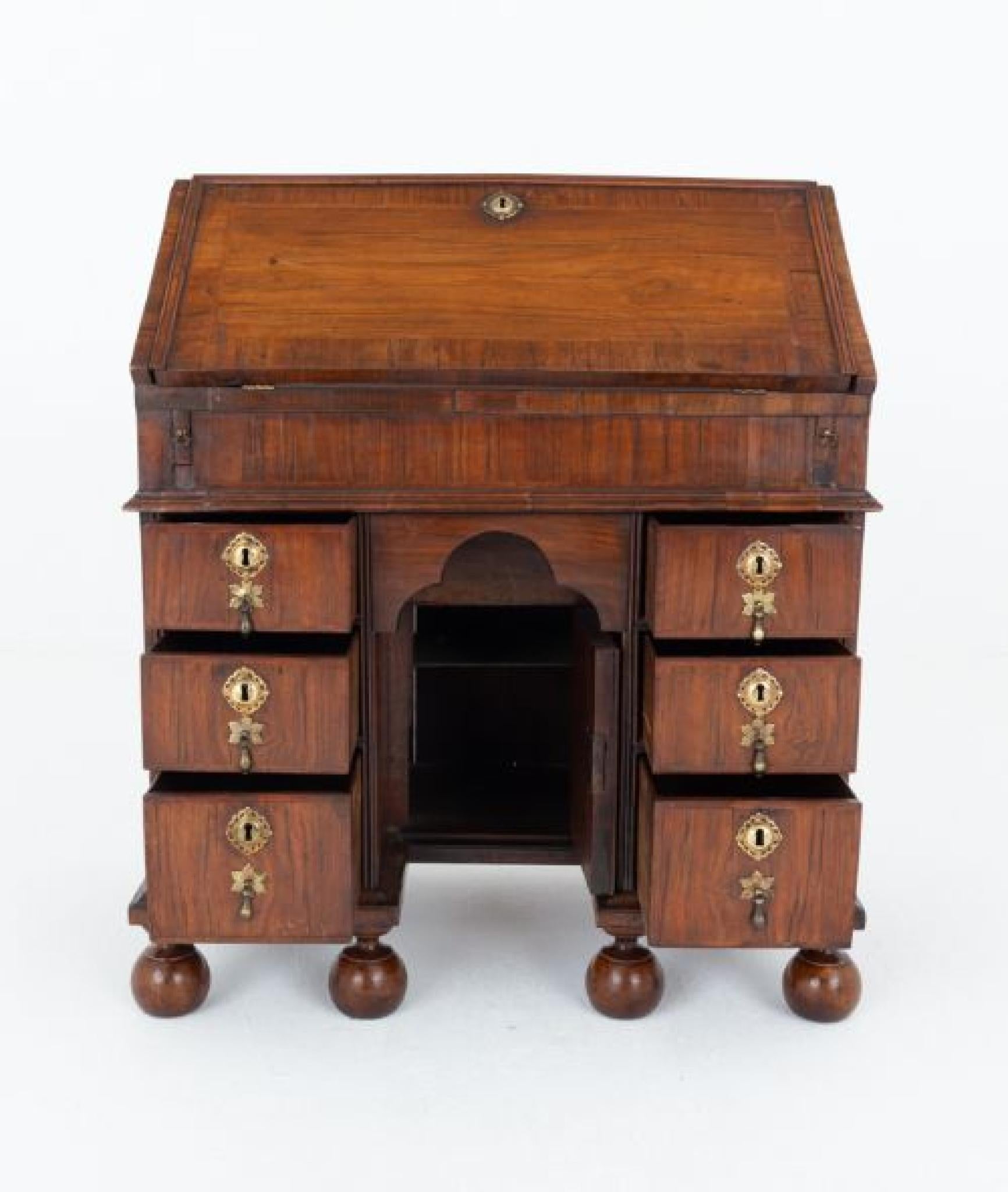 William & Mary Kneehole Desk Ufficio in noce 1700 In condizioni buone in vendita a Potters Bar, GB