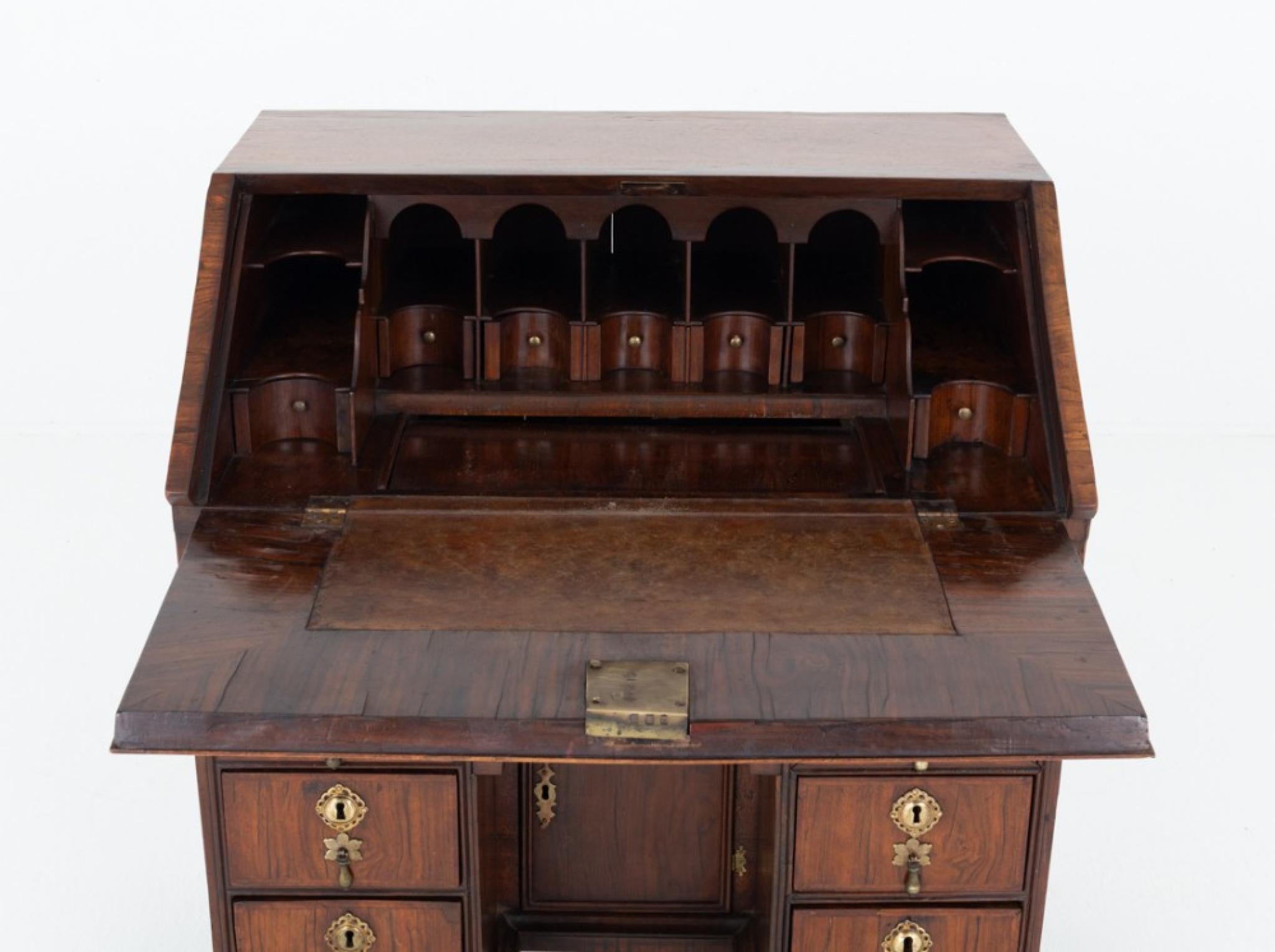 Inizio XVIII secolo William & Mary Kneehole Desk Ufficio in noce 1700 in vendita
