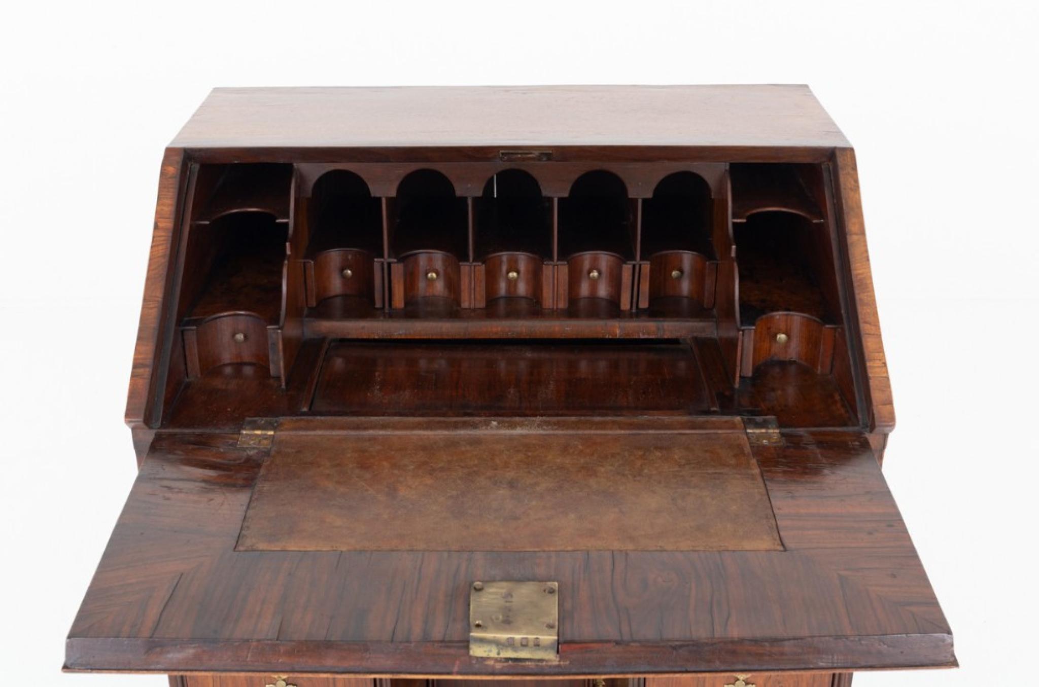 Noce William & Mary Kneehole Desk Ufficio in noce 1700 in vendita