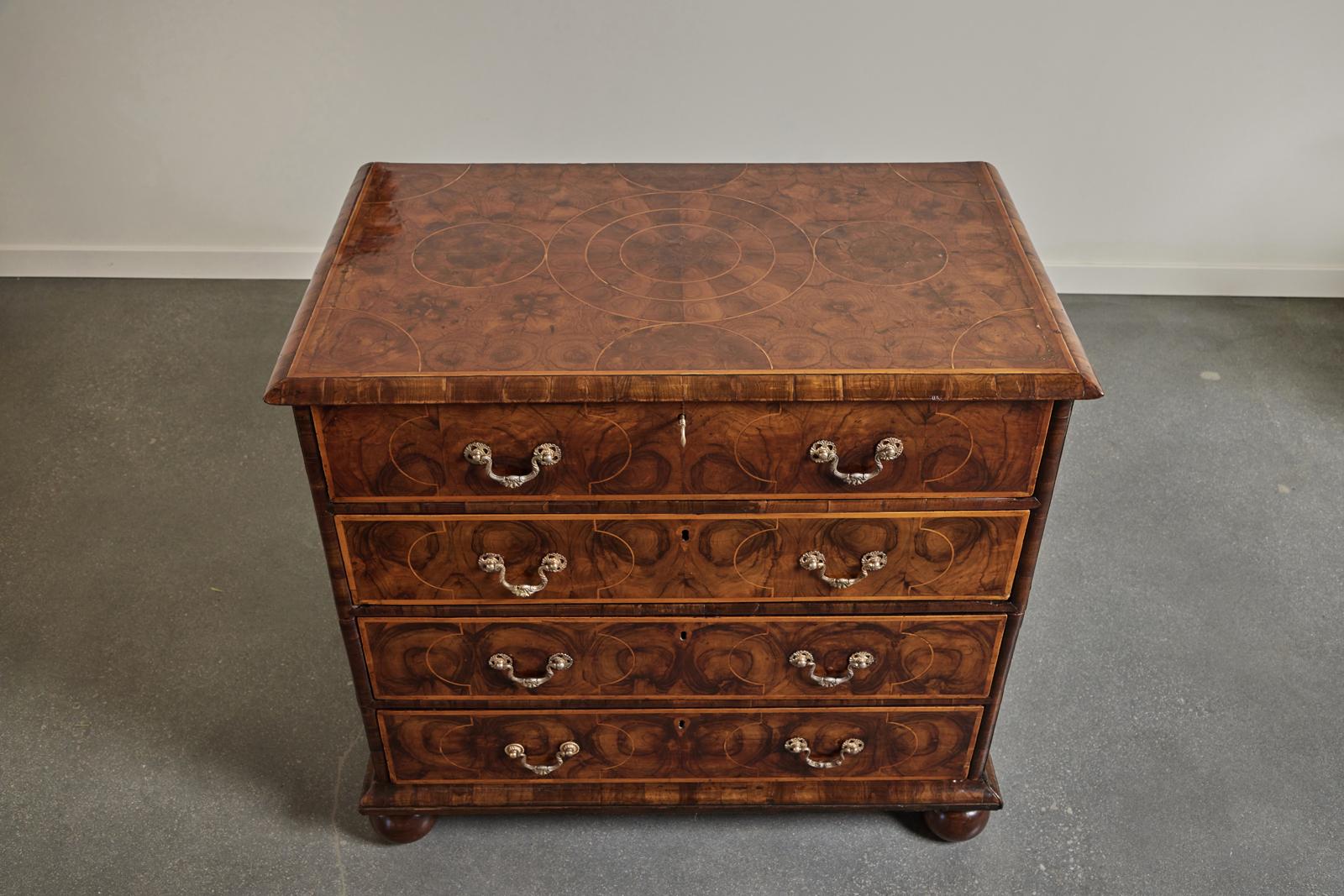 William and Mary Late 17th Century English Oyster Veneer Chest In Good Condition For Sale In Pasadena, CA