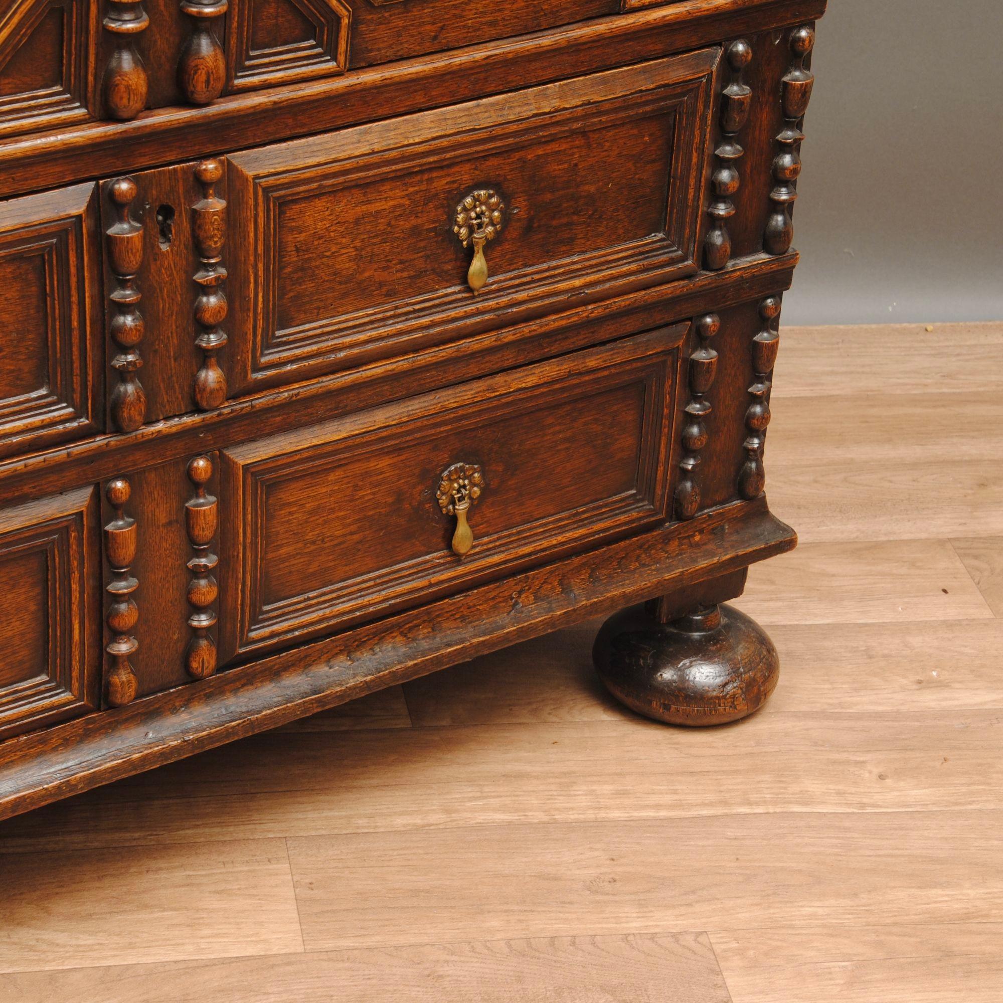 William and Mary Oak Geometric Block Front Chest In Good Condition For Sale In Lincolnshire, GB
