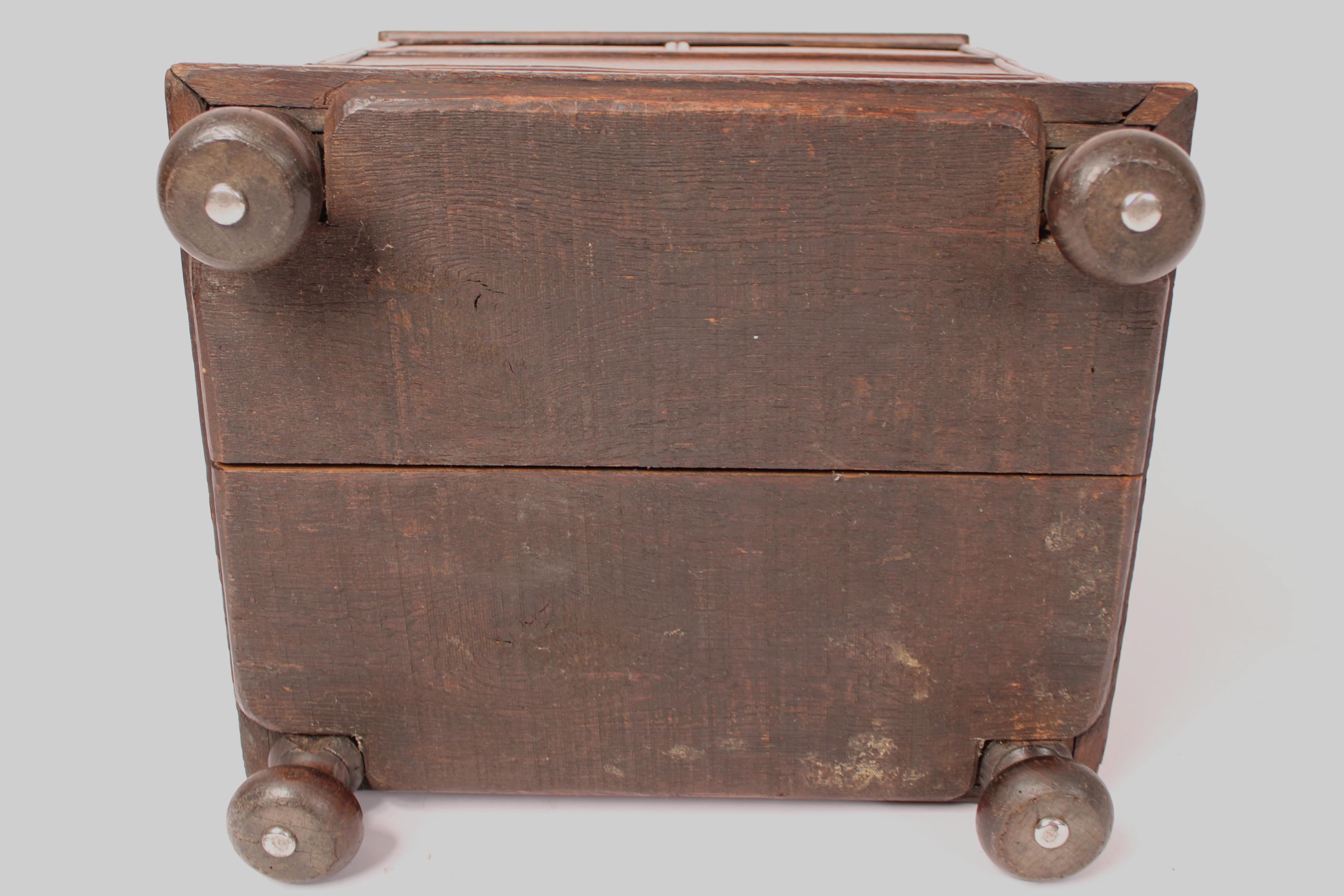 William and Mary Oak Trunk en venta 4