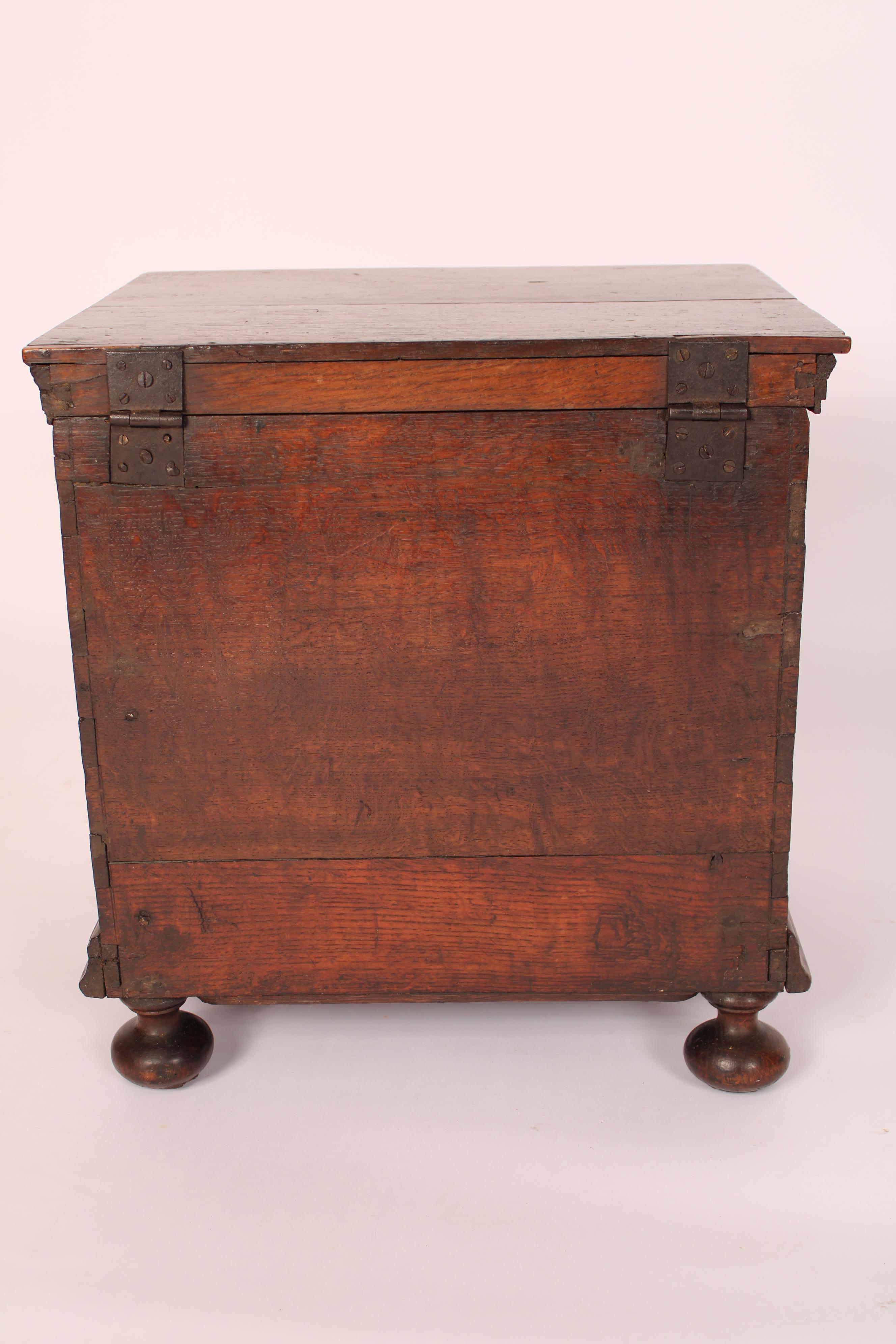 William and Mary Oak Trunk en Bueno estado para la venta en Laguna Beach, CA
