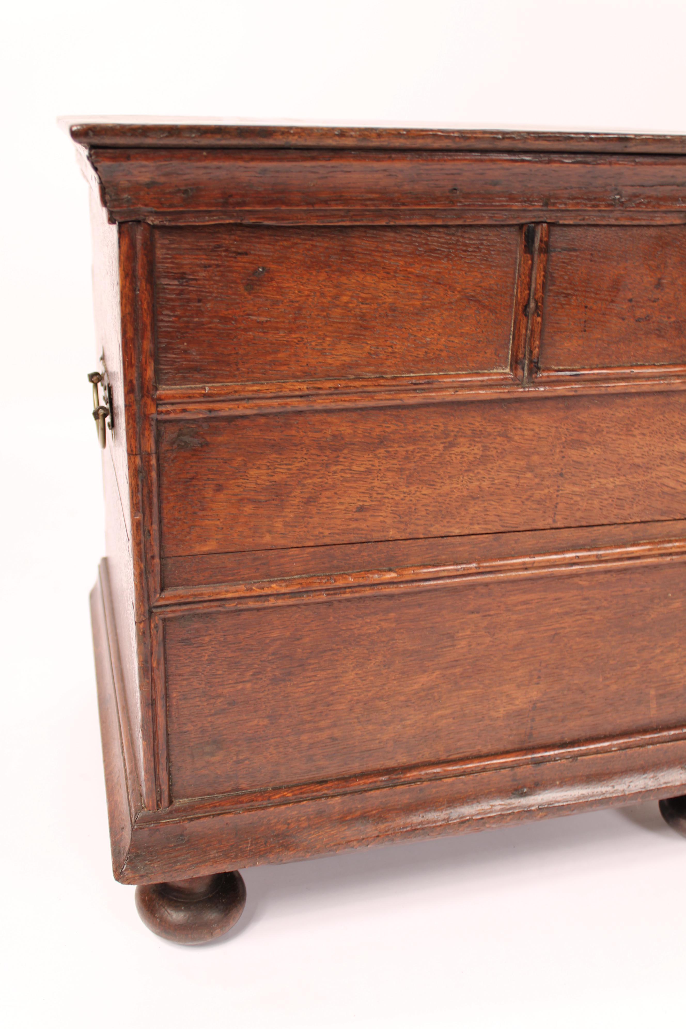 William and Mary Oak Trunk Metal en venta