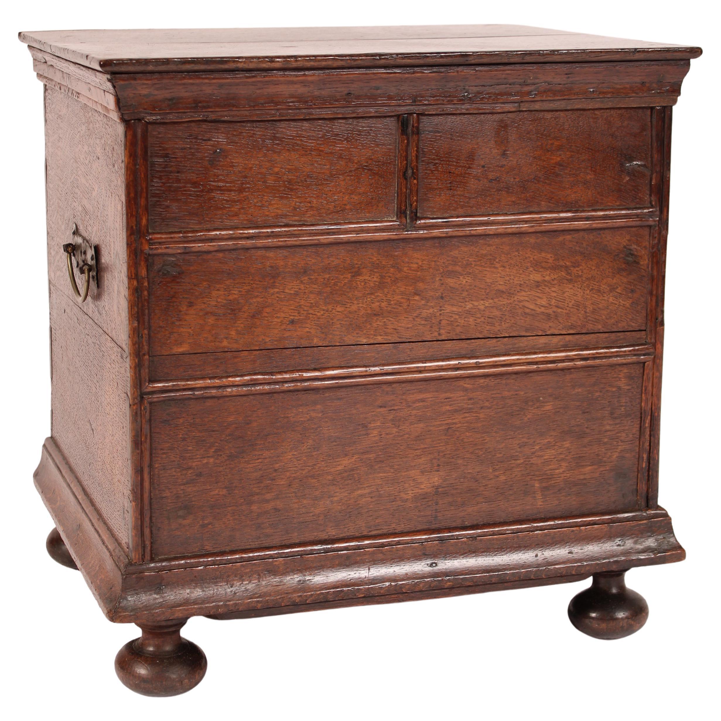 William and Mary Oak Trunk en venta