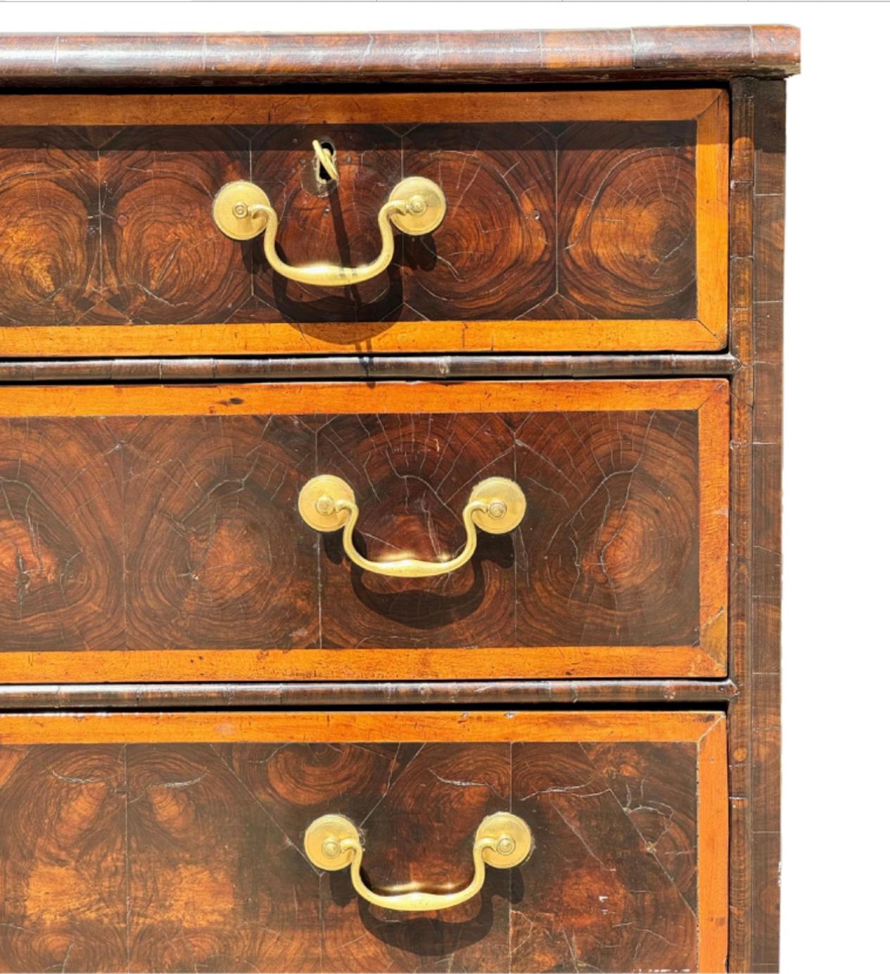 William & Mary - Cassettiera in legno impiallacciato ostrica in vendita 3