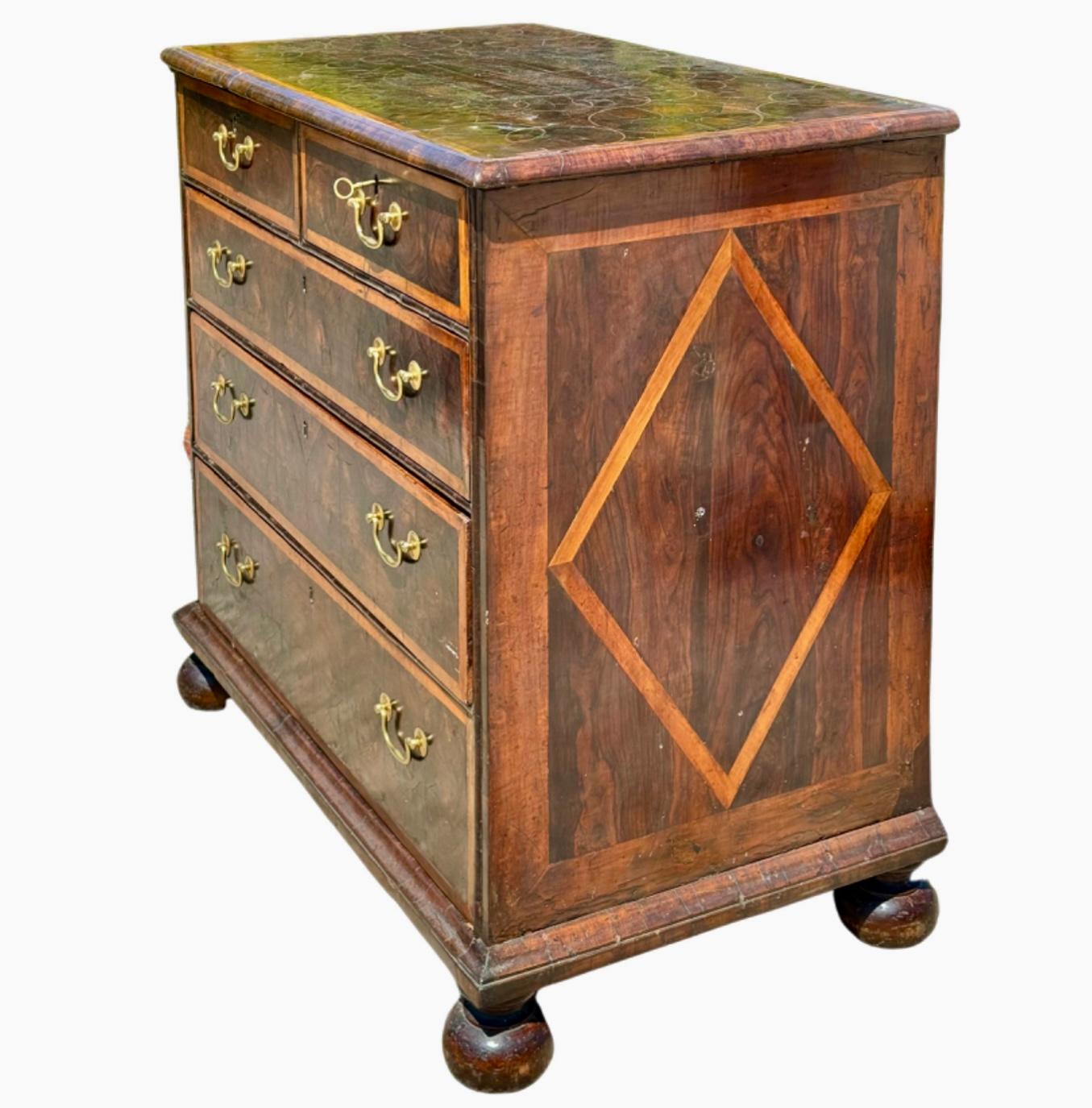 William & Mary - Cassettiera in legno impiallacciato ostrica in vendita 4