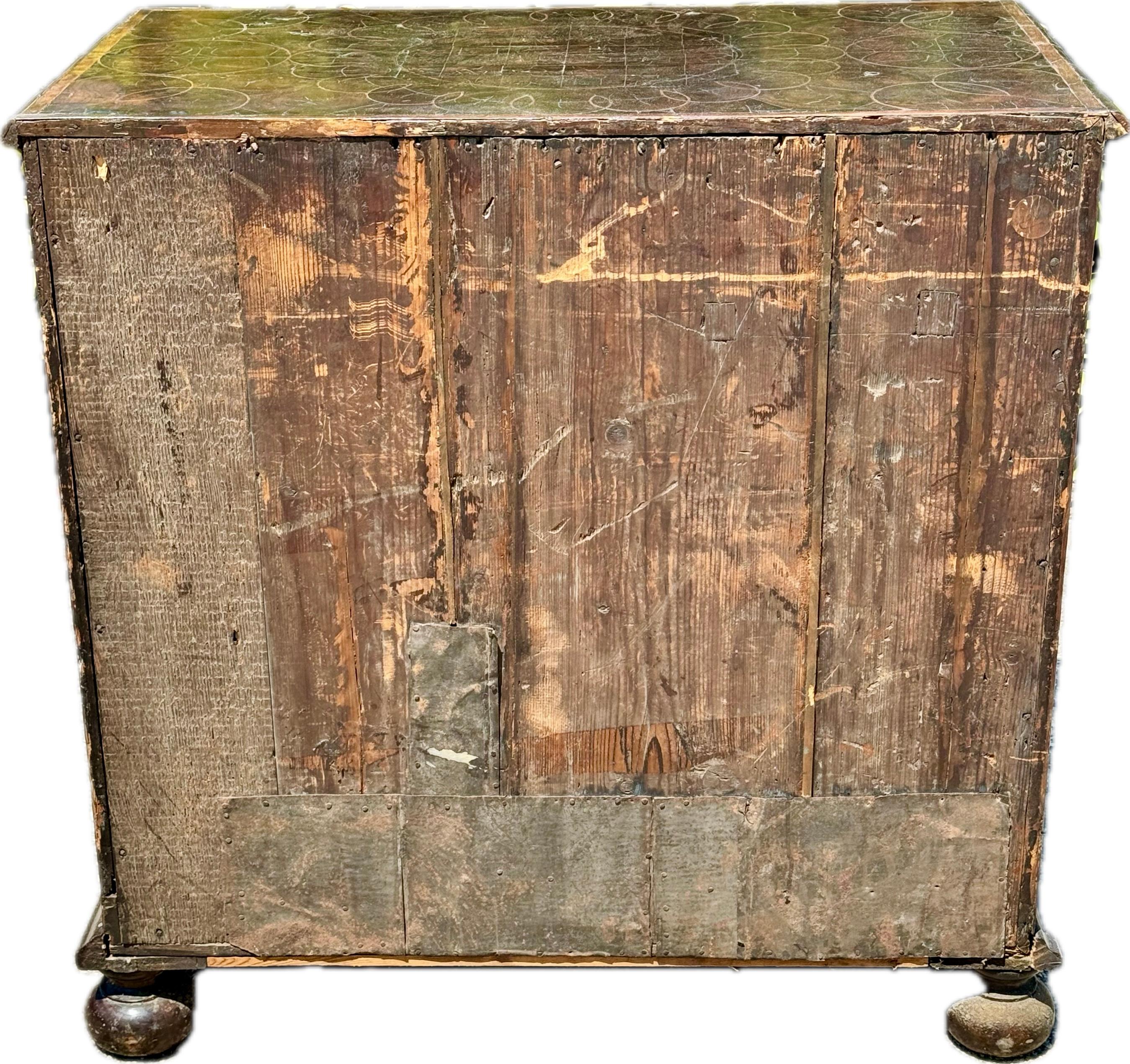 William & Mary - Cassettiera in legno impiallacciato ostrica in vendita 5