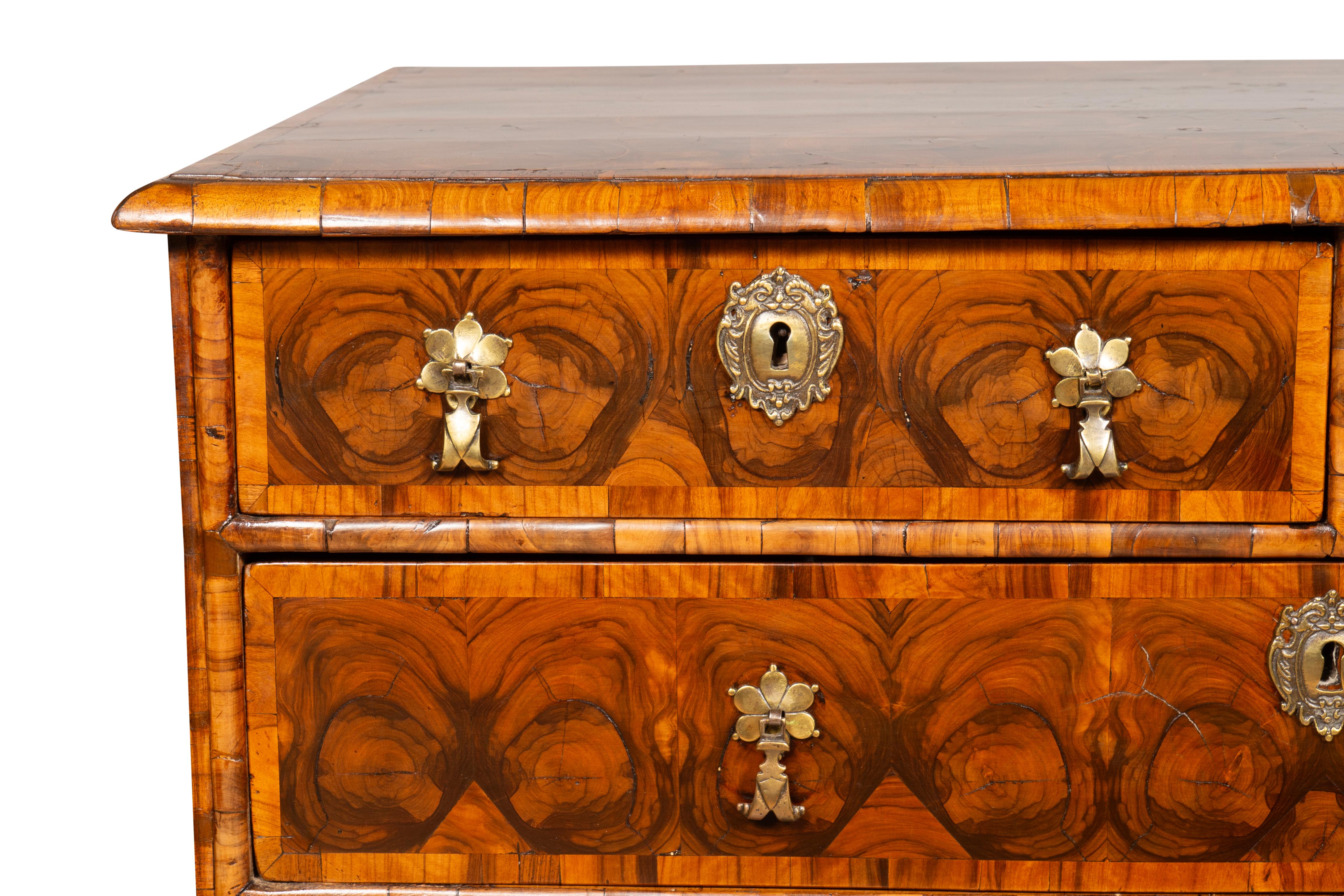 William And Mary Oyster Veneer Chest Of Drawers 5