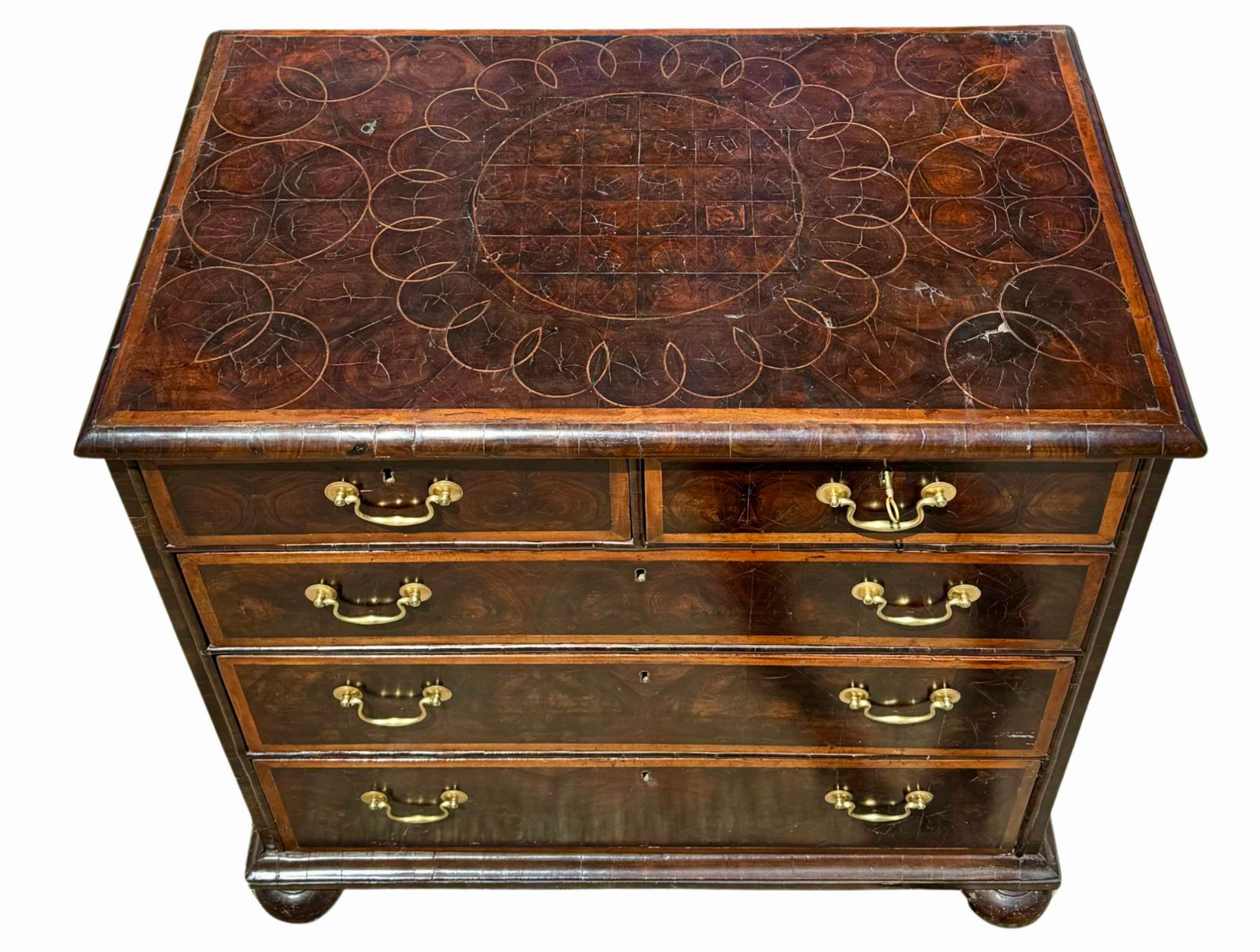 William & Mary - Cassettiera in legno impiallacciato ostrica in vendita 6