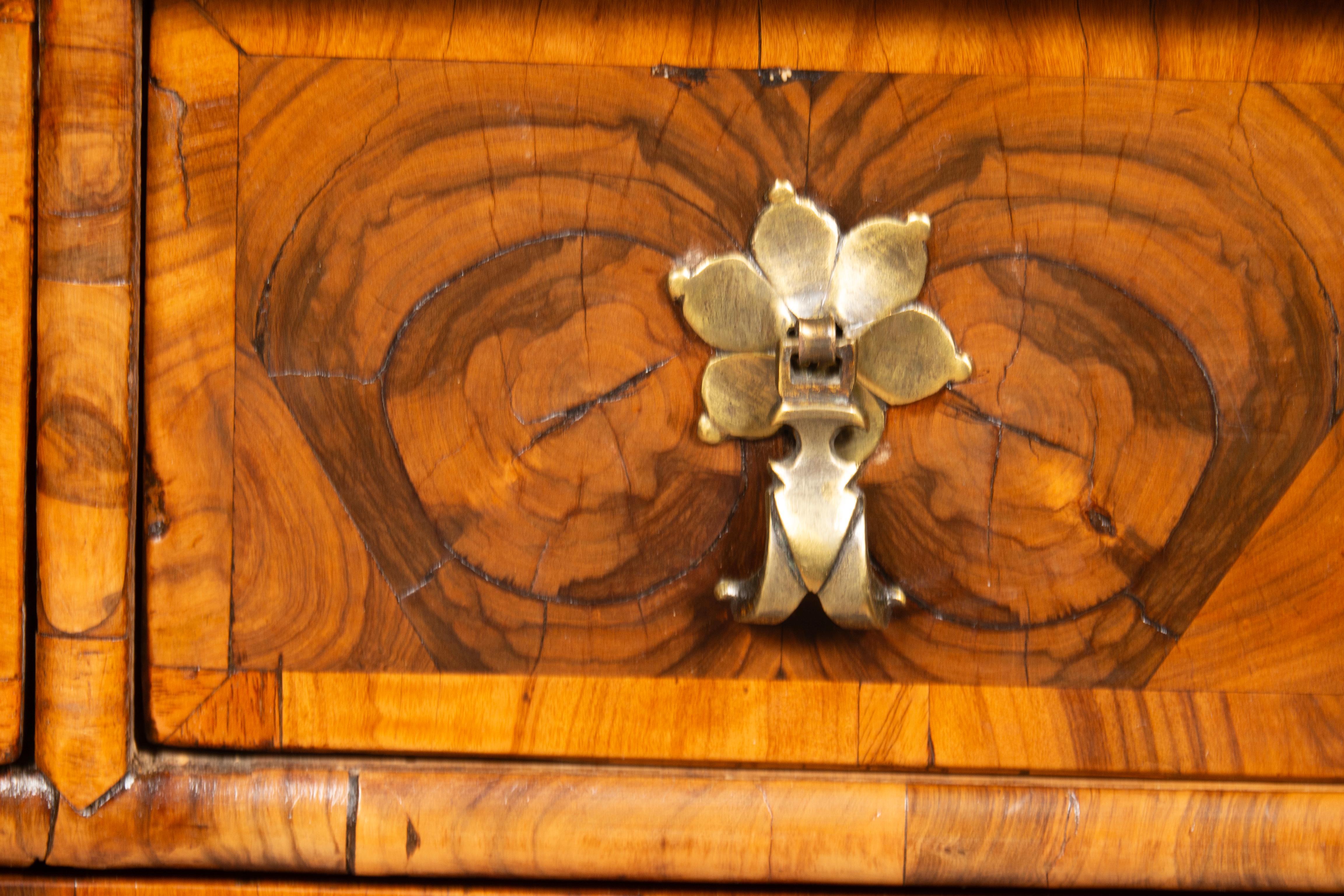 William And Mary Oyster Veneer Chest Of Drawers 7
