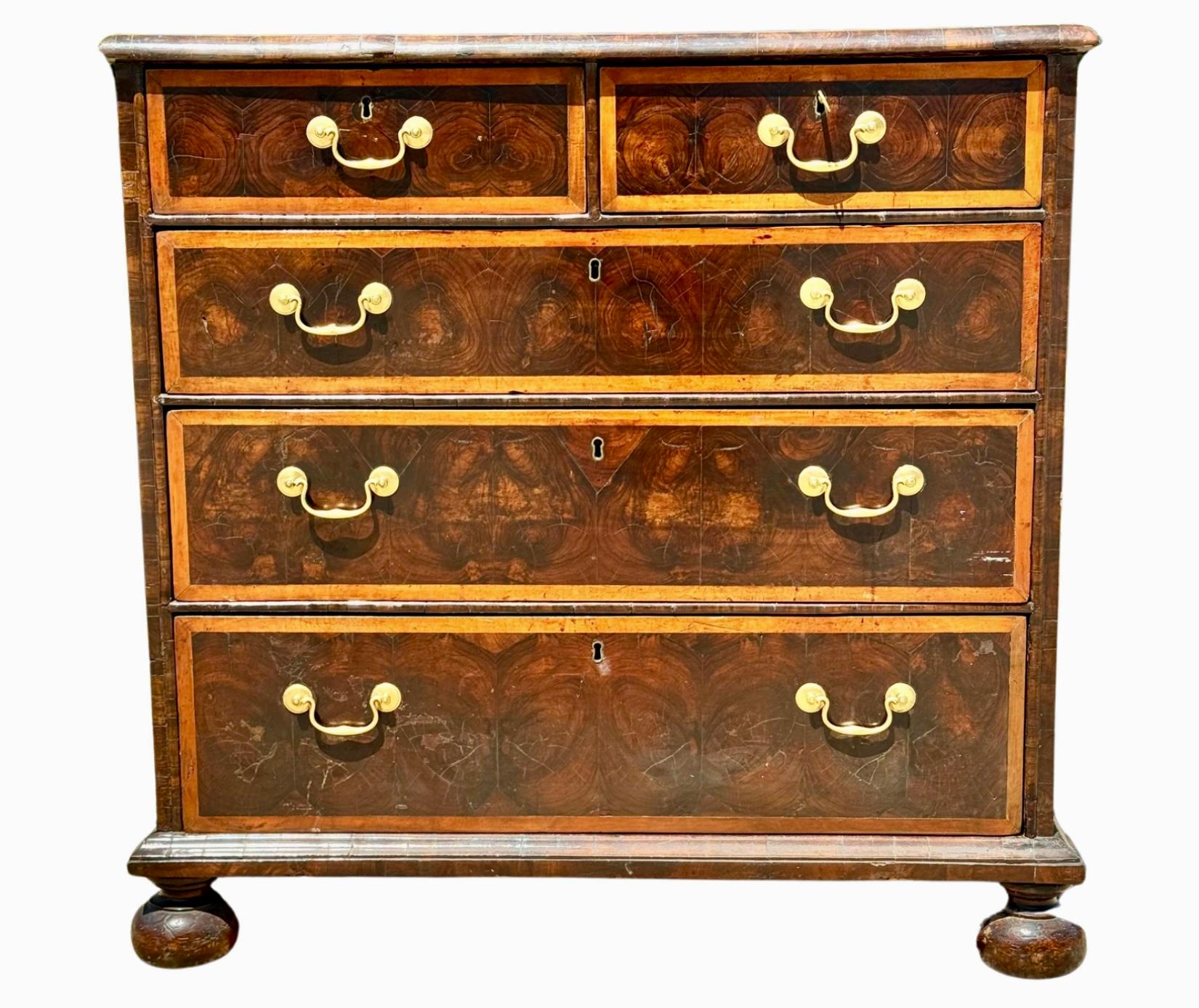 Inglese William & Mary - Cassettiera in legno impiallacciato ostrica in vendita