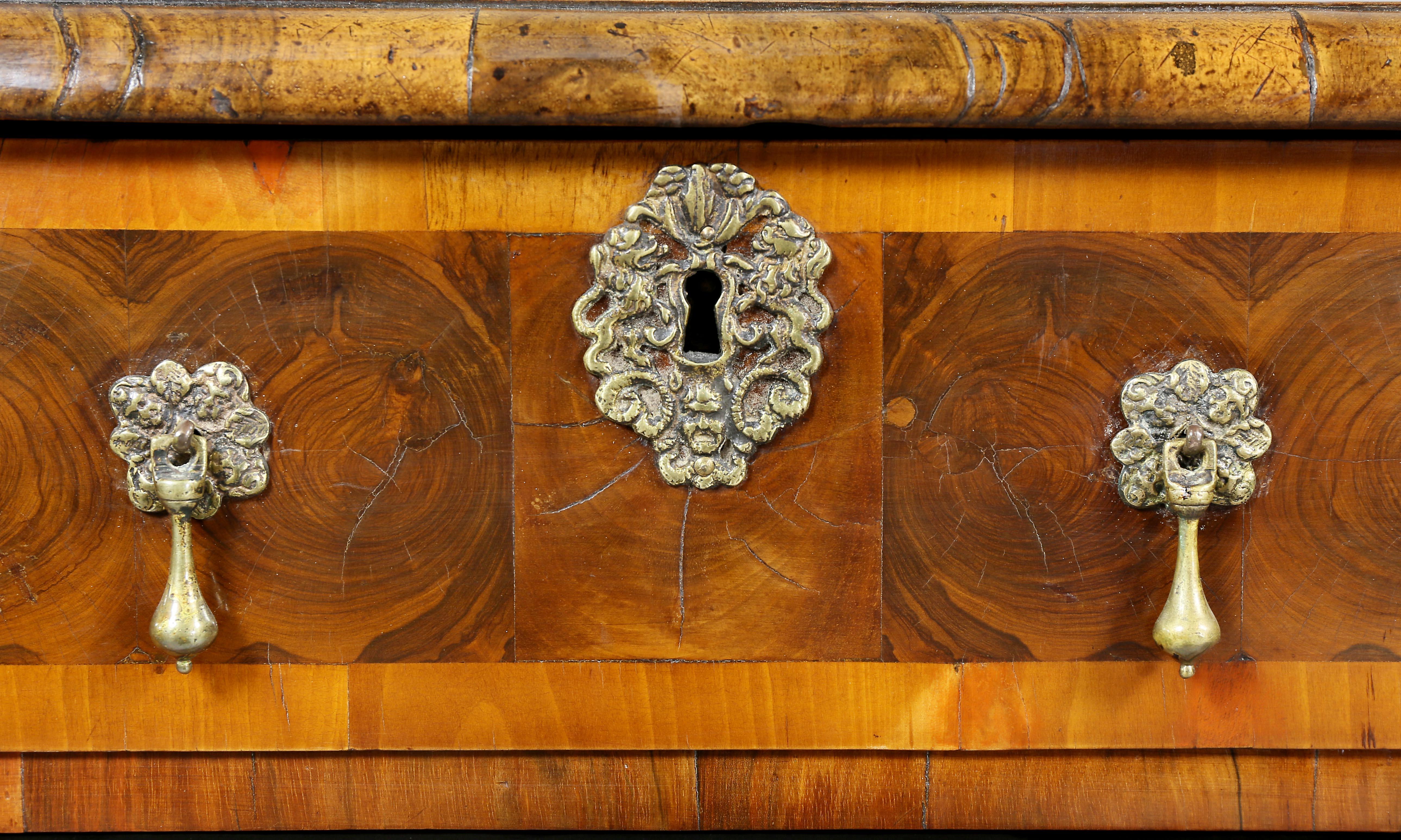 William and Mary Oyster Veneer Chest of Drawers In Good Condition In Essex, MA