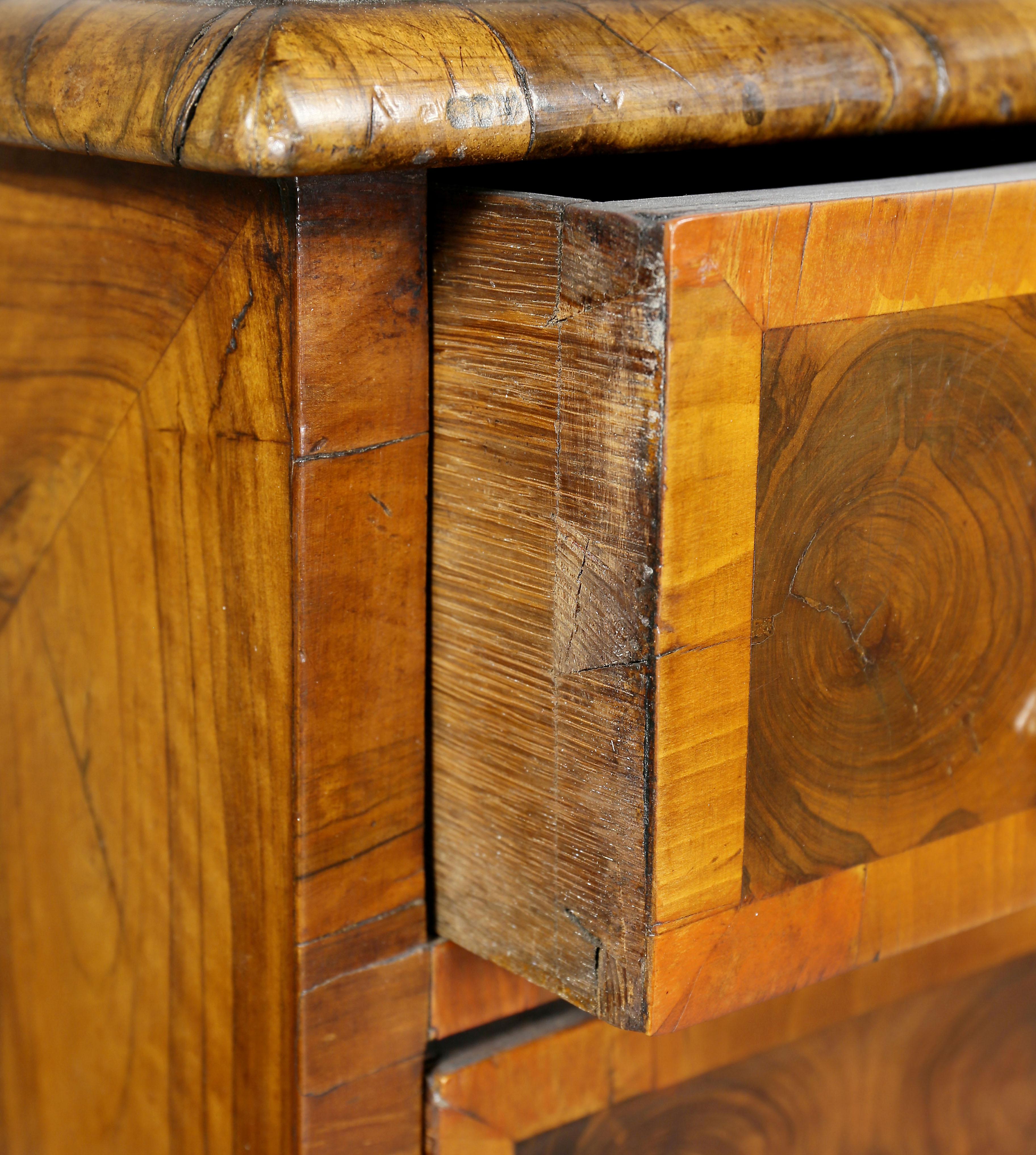 Late 17th Century William and Mary Oyster Veneer Chest of Drawers