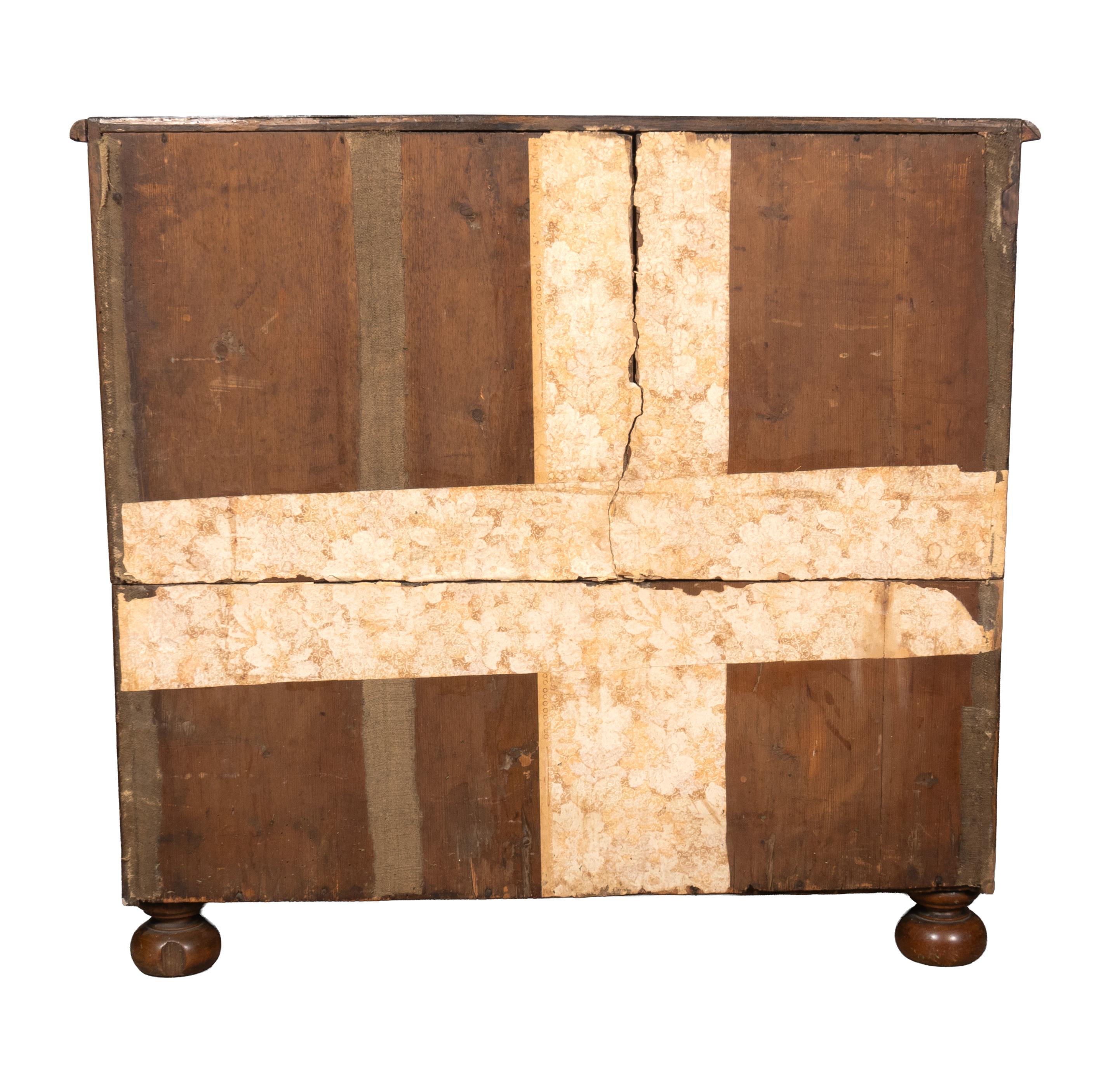 William And Mary Oyster Veneer Chest Of Drawers In Good Condition For Sale In Essex, MA