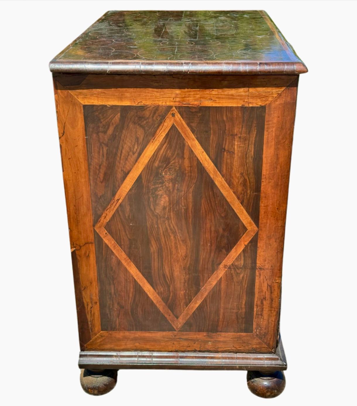 Legno William & Mary - Cassettiera in legno impiallacciato ostrica in vendita