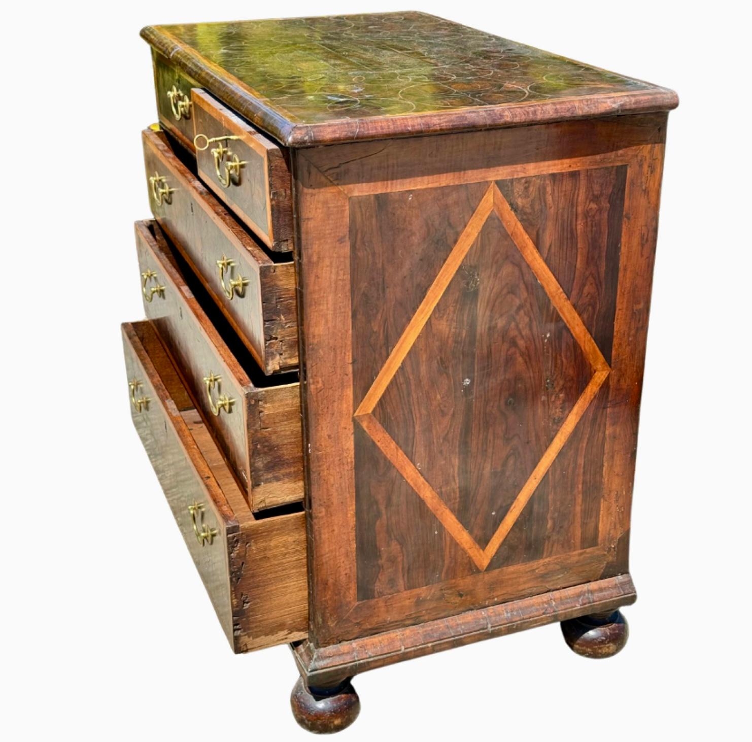 William & Mary - Cassettiera in legno impiallacciato ostrica in vendita 1