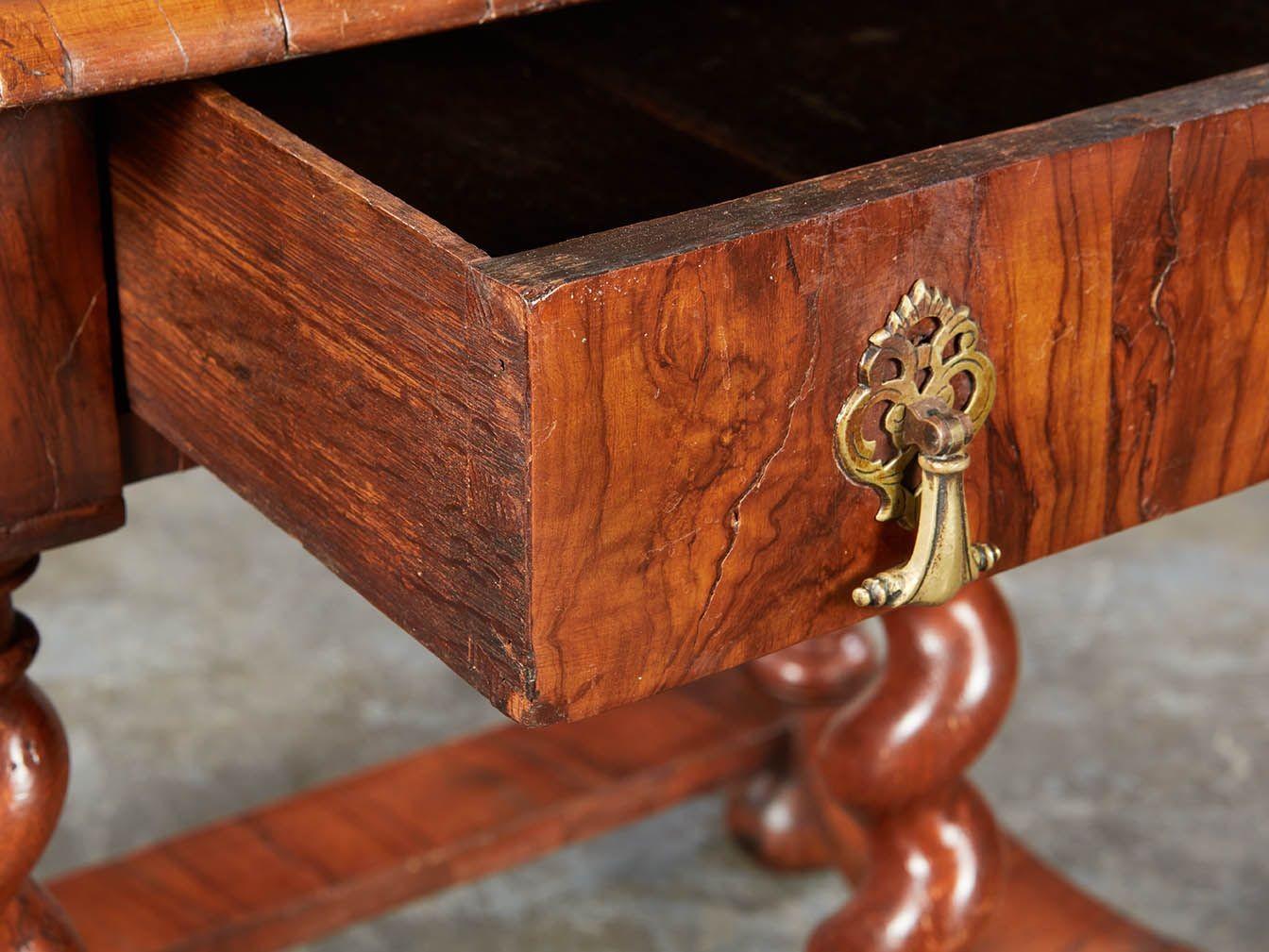Table à torsades en orge plaqué d'huîtres William & Mary en vente 2