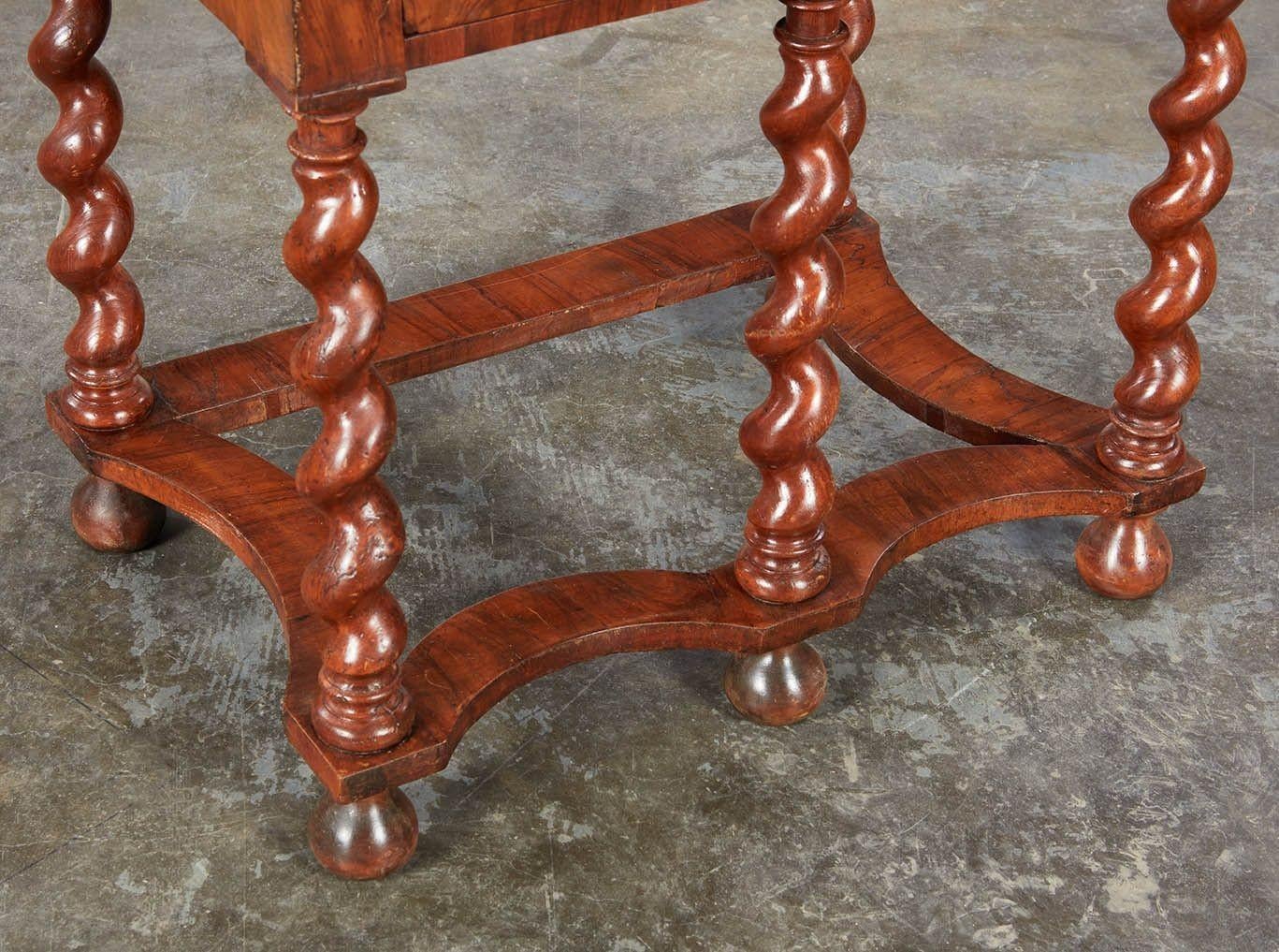 Table à torsades en orge plaqué d'huîtres William & Mary en vente 3