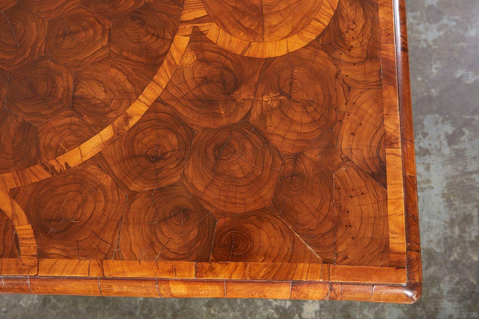 Table à torsades en orge plaqué d'huîtres William & Mary en vente 5