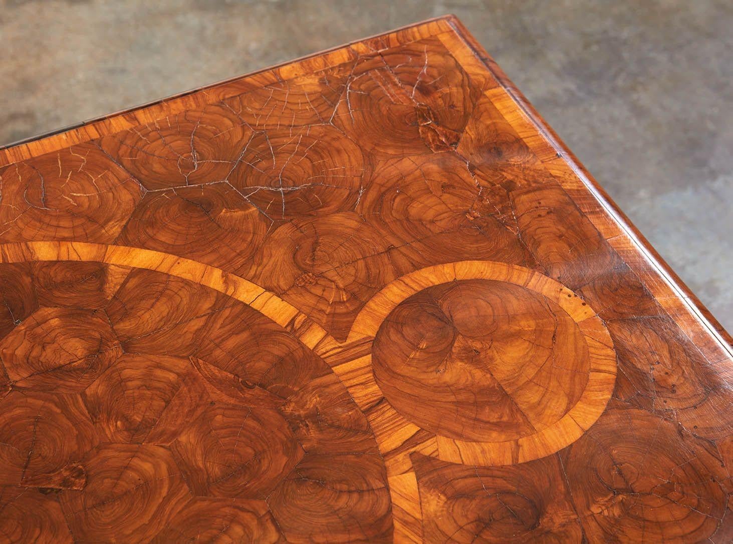 Table à torsades en orge plaqué d'huîtres William & Mary en vente 7
