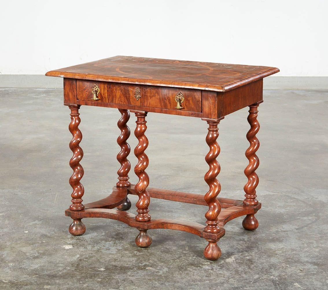 Table d'appoint à cinq pieds de style William and Mary de la fin du XVIIe siècle, avec un superbe plateau en noyer plaqué d'huîtres avec incrustation de cercles géométriques, sur un tiroir en frise avec des poignées en laiton et des écussons ajourés