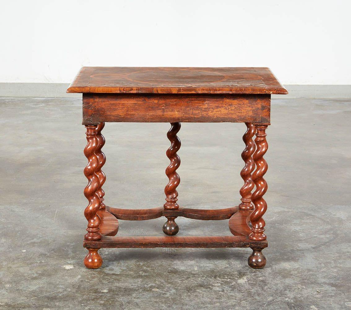 Placage Table à torsades en orge plaqué d'huîtres William & Mary en vente