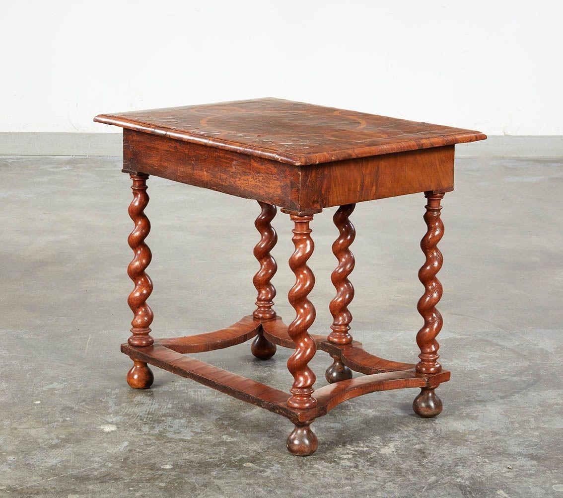 Table à torsades en orge plaqué d'huîtres William & Mary Bon état - En vente à Greenwich, CT
